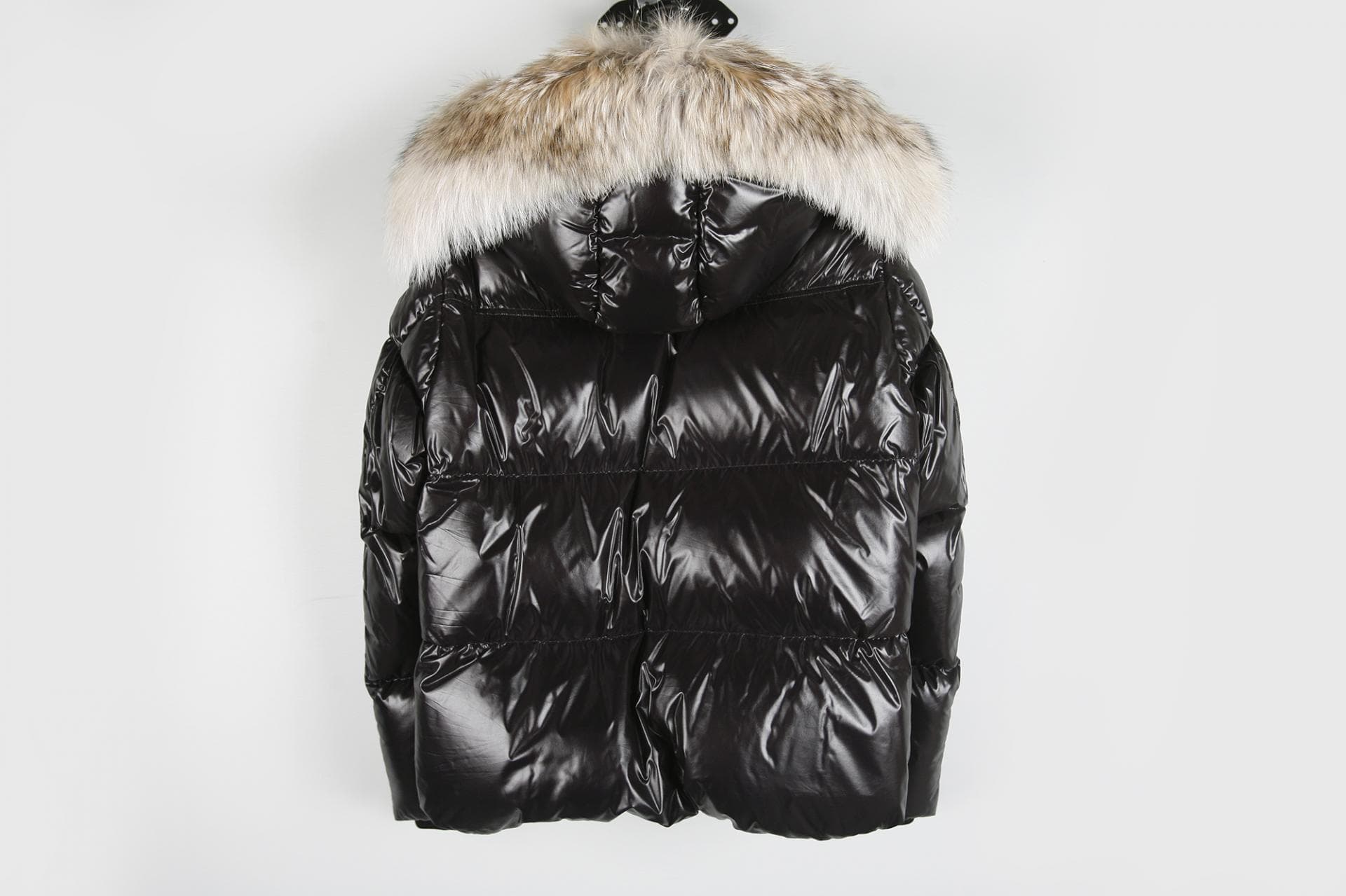 [Moncler 몽클레르] 유광 퍼 장식 다운 점퍼 상세
