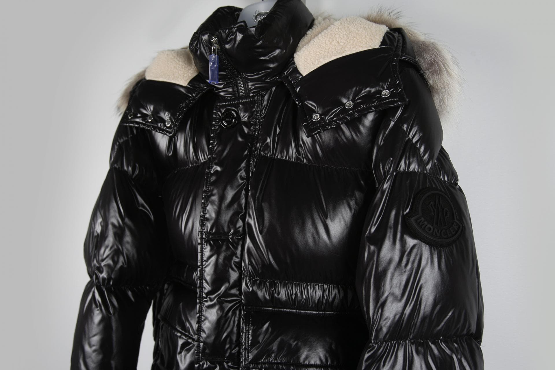 [Moncler 몽클레르] 유광 퍼 장식 다운 점퍼 상세