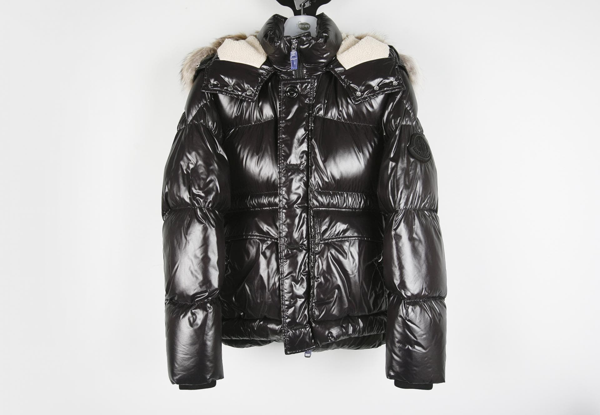 [Moncler 몽클레르] 유광 퍼 장식 다운 점퍼