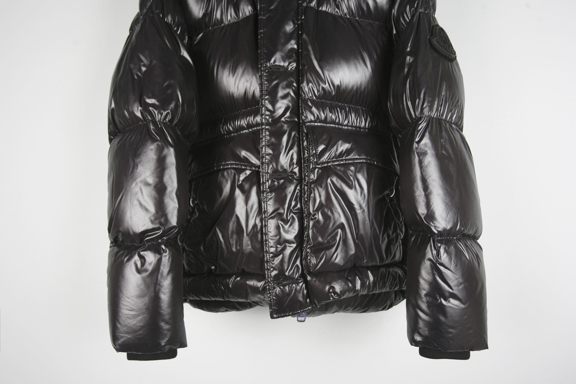 [Moncler 몽클레르] 유광 퍼 장식 다운 점퍼 상세