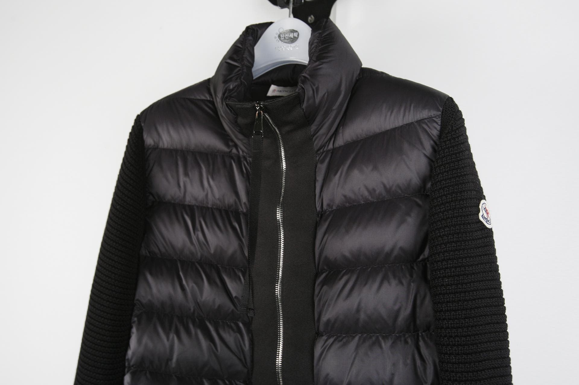 [Moncler 몽클레르] 니트 소매 패딩 점퍼 상세