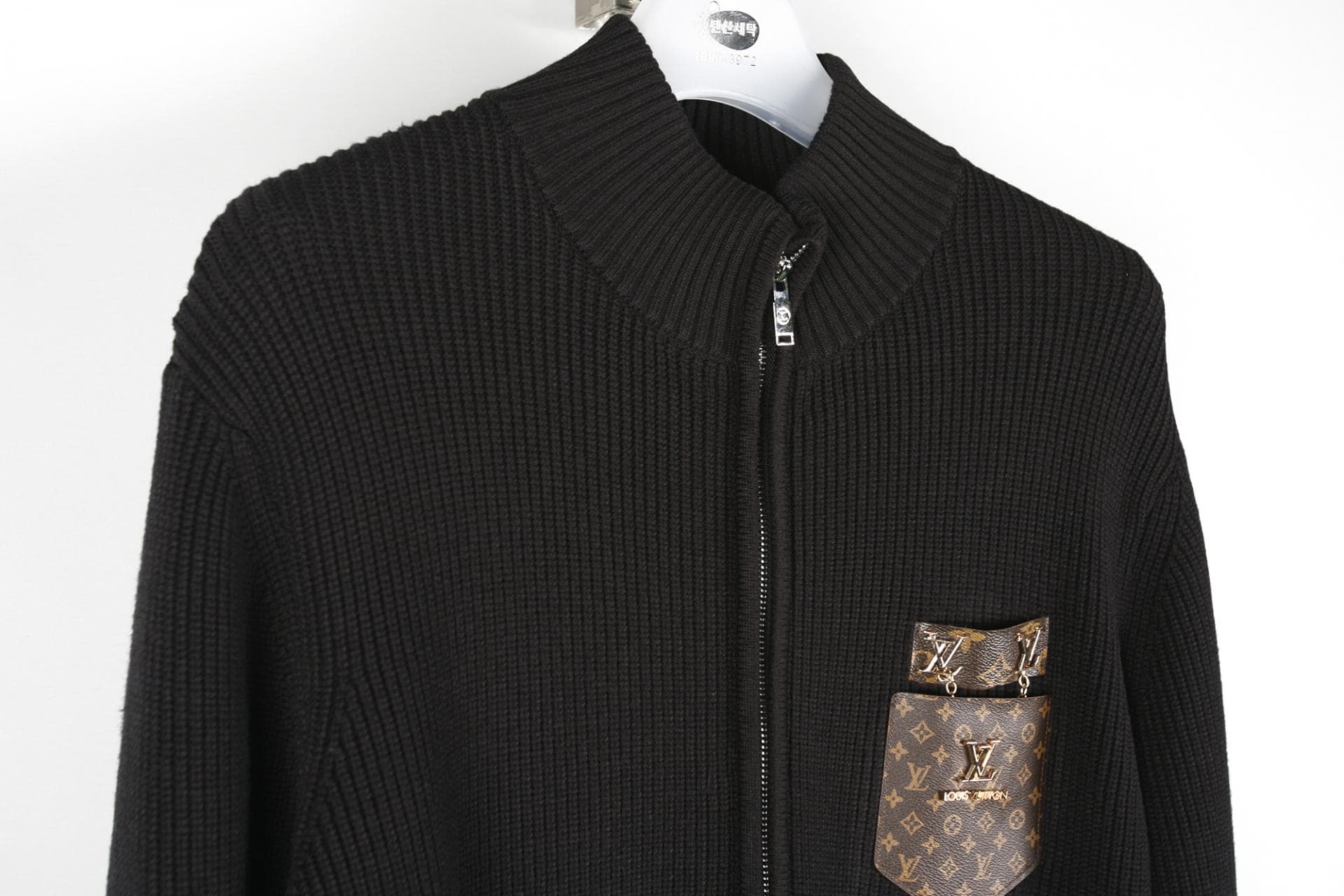 [Louis vuitton 루이비통] 레더 포켓 체인 니트 집업 상세