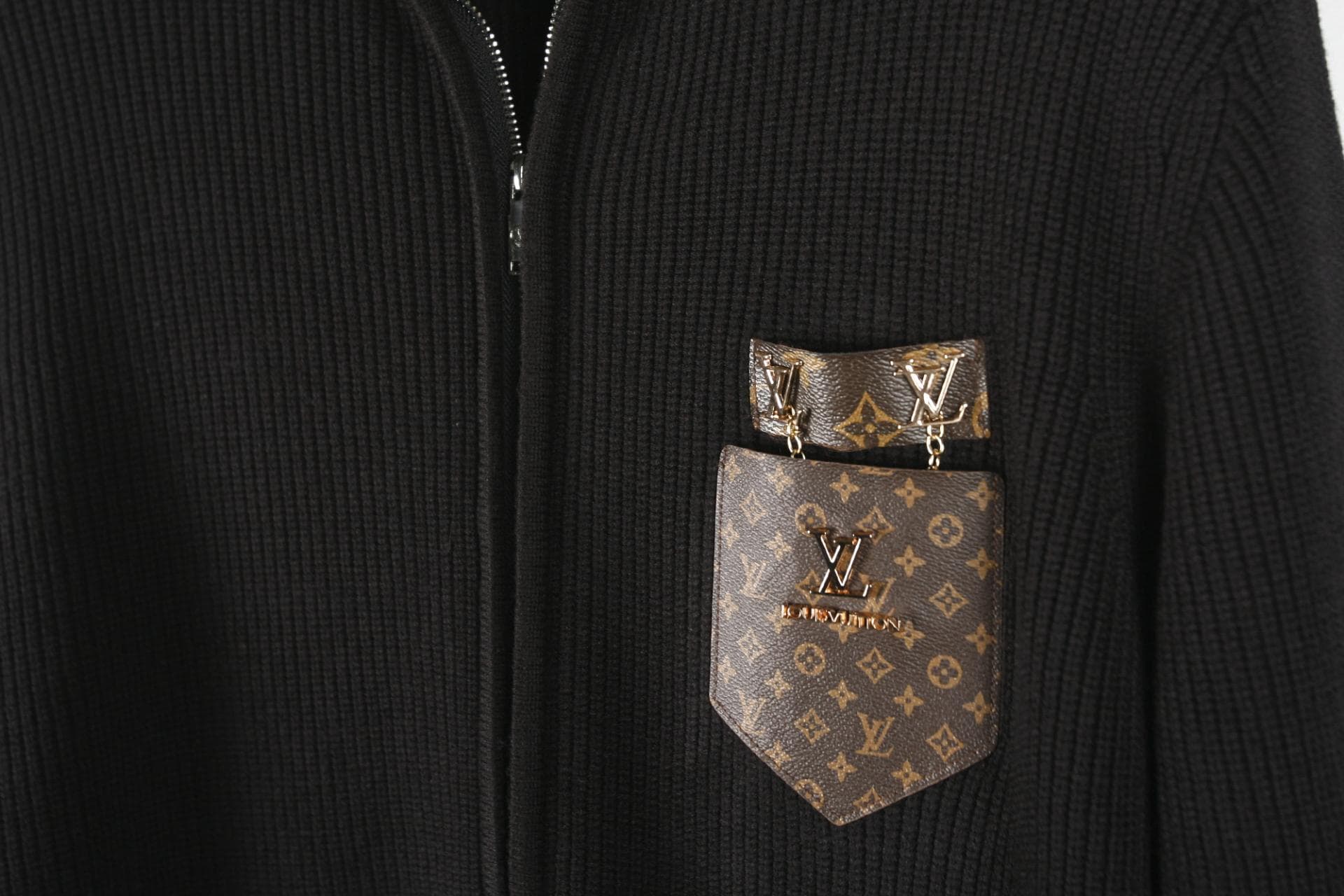 [Louis vuitton 루이비통] 레더 포켓 체인 니트 집업 상세