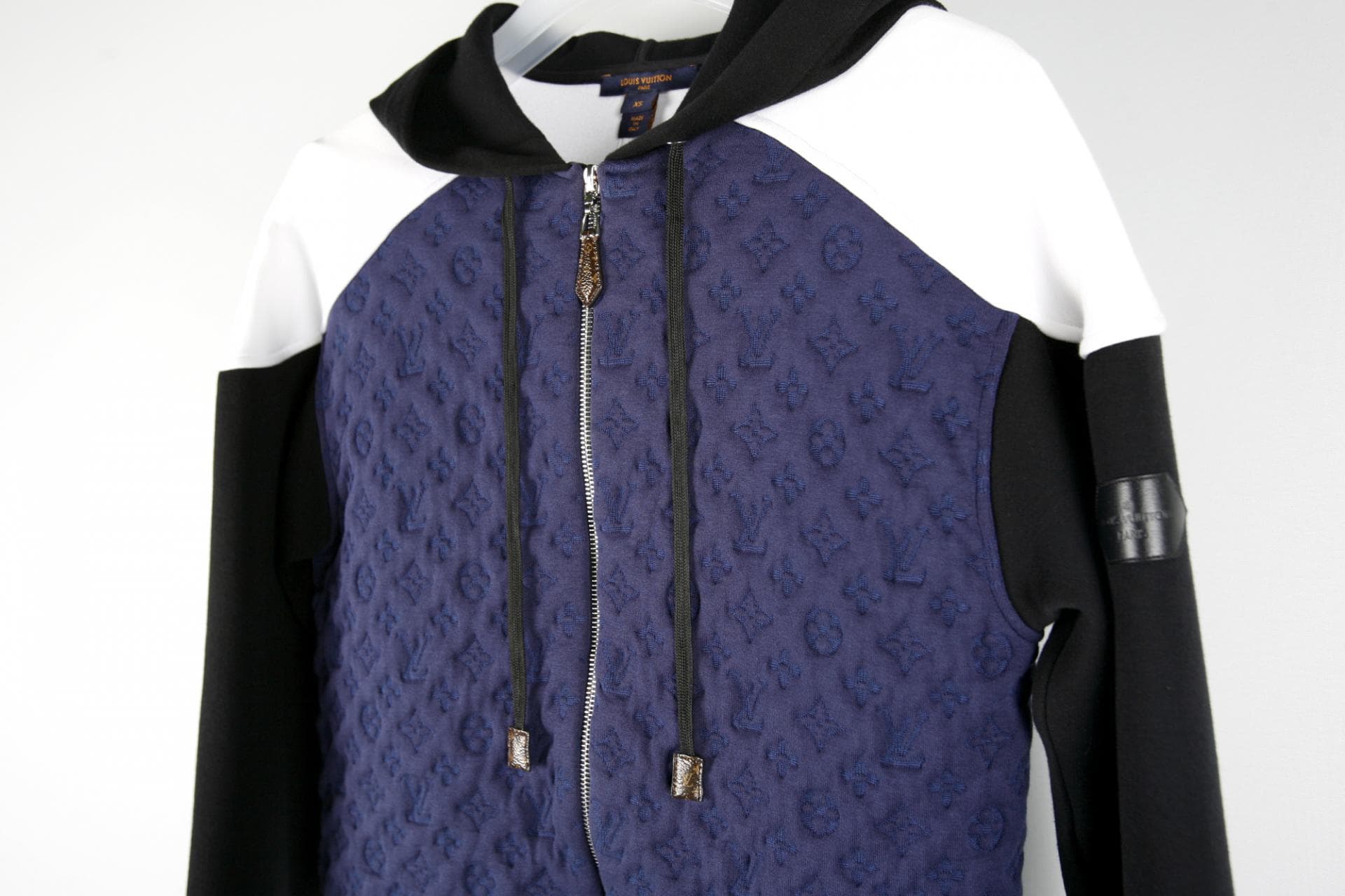 [ Louis vuitton 루이비통] 스위트엠보싱후드셔츠 상세