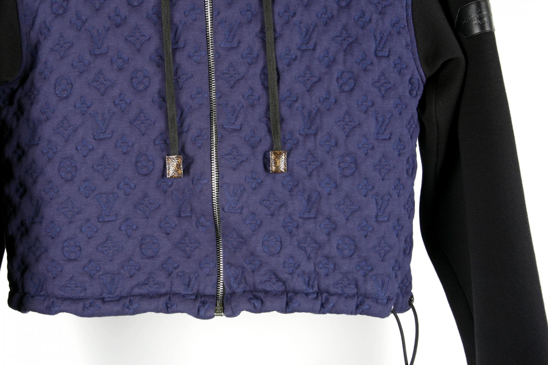 [ Louis vuitton 루이비통] 스위트엠보싱후드셔츠 상세