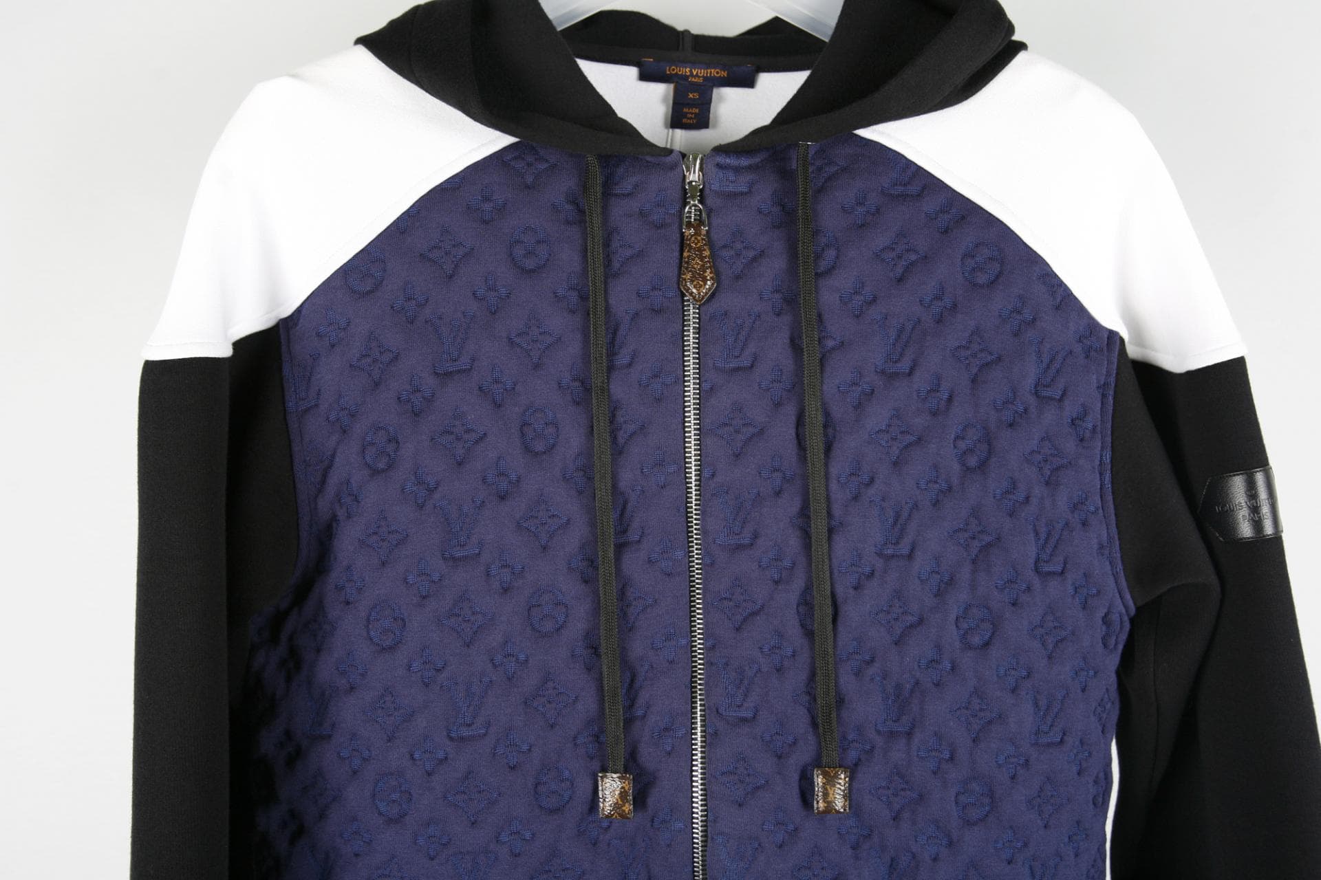 [ Louis vuitton 루이비통] 스위트엠보싱후드셔츠 상세