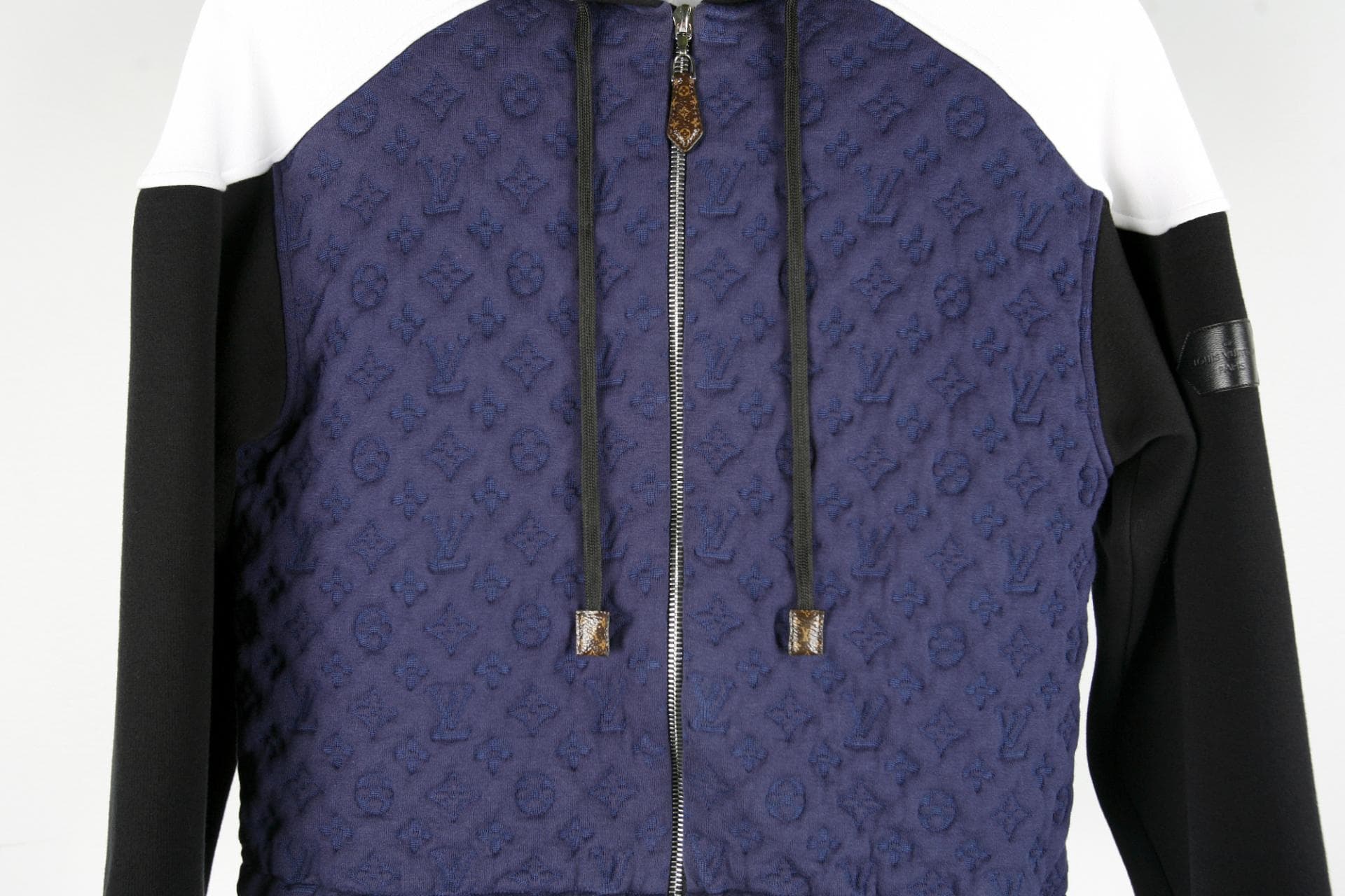 [ Louis vuitton 루이비통] 스위트엠보싱후드셔츠 상세