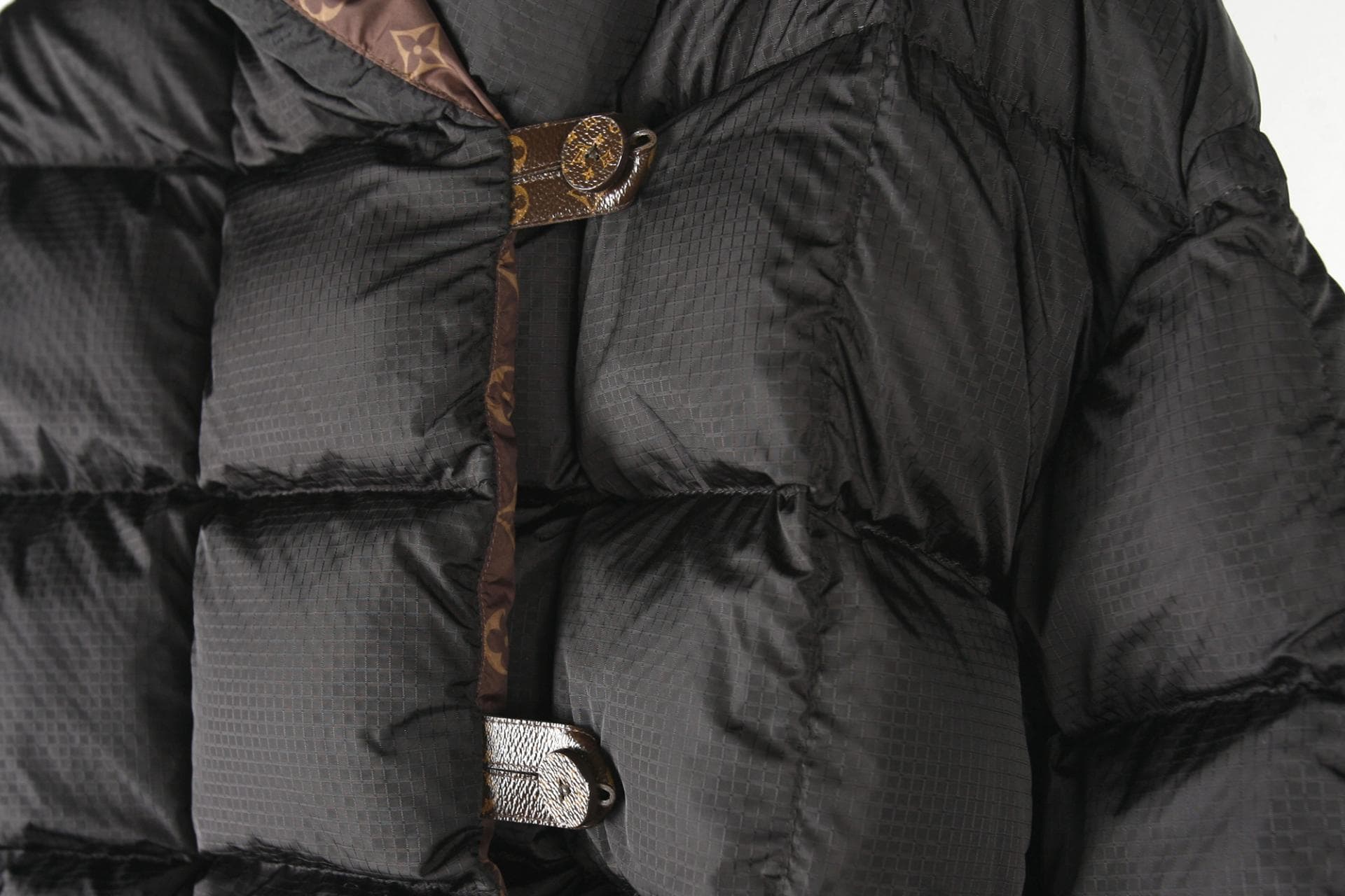 [ Louis vuitton 루이비통] 모노그램액센트푸버다운패딩 상세