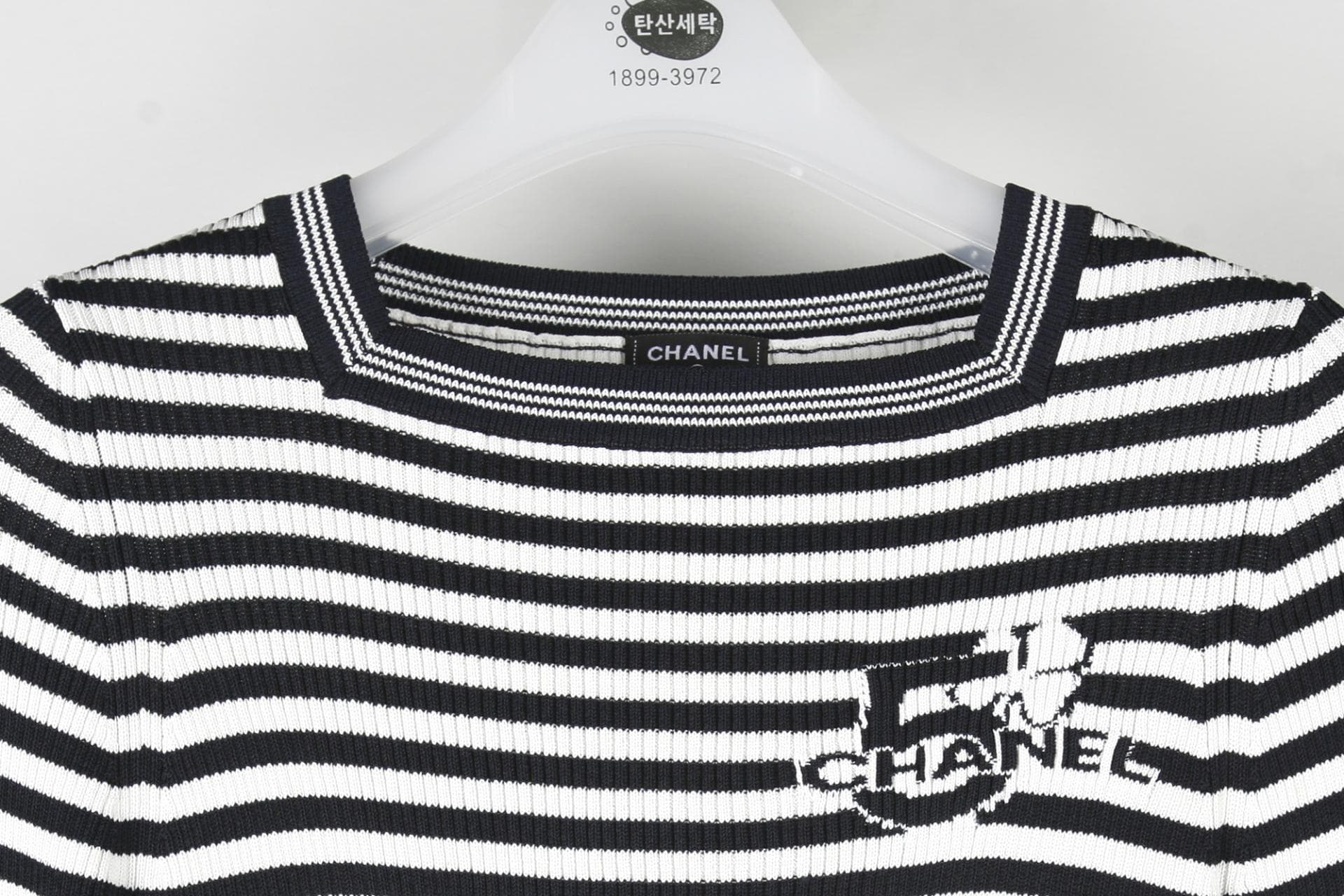 [CHANEL 샤넬] NO5 레터링 스트라이프 스퀘어넥니트 상세