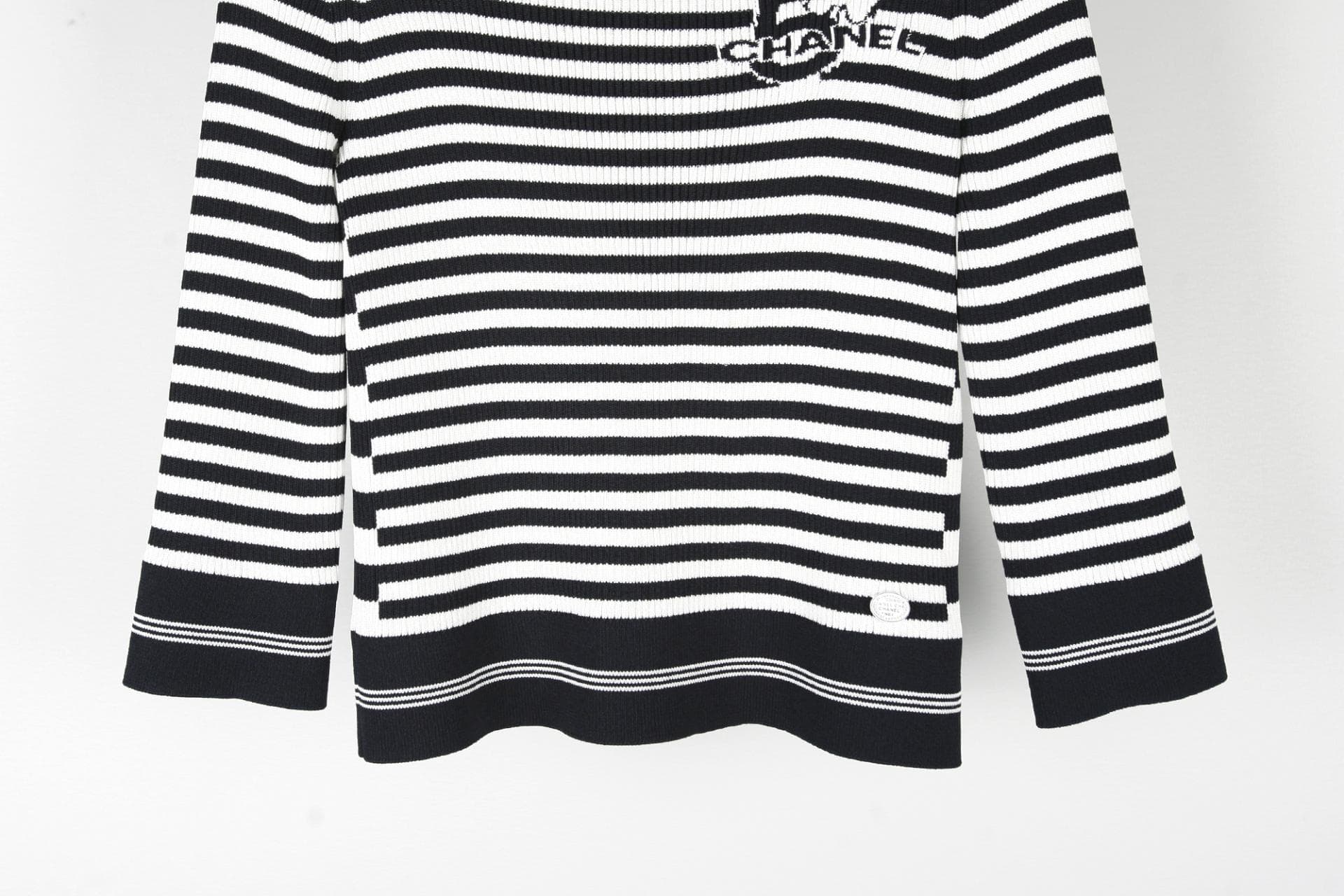 [CHANEL 샤넬] NO5 레터링 스트라이프 스퀘어넥니트 상세