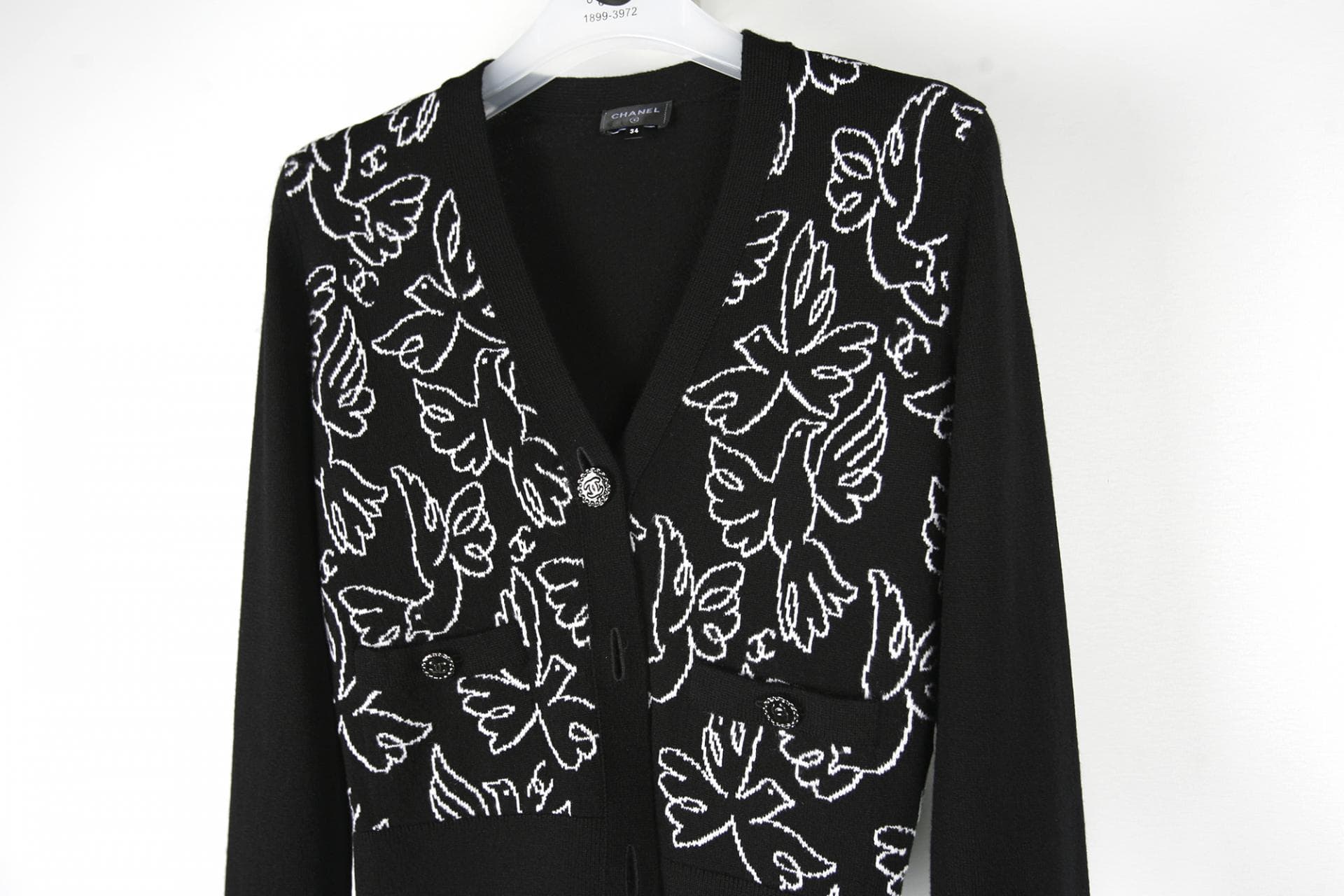 [CHANEL 샤넬] 캐시미어 블랙화이트 Floral Bird 가디건 상세