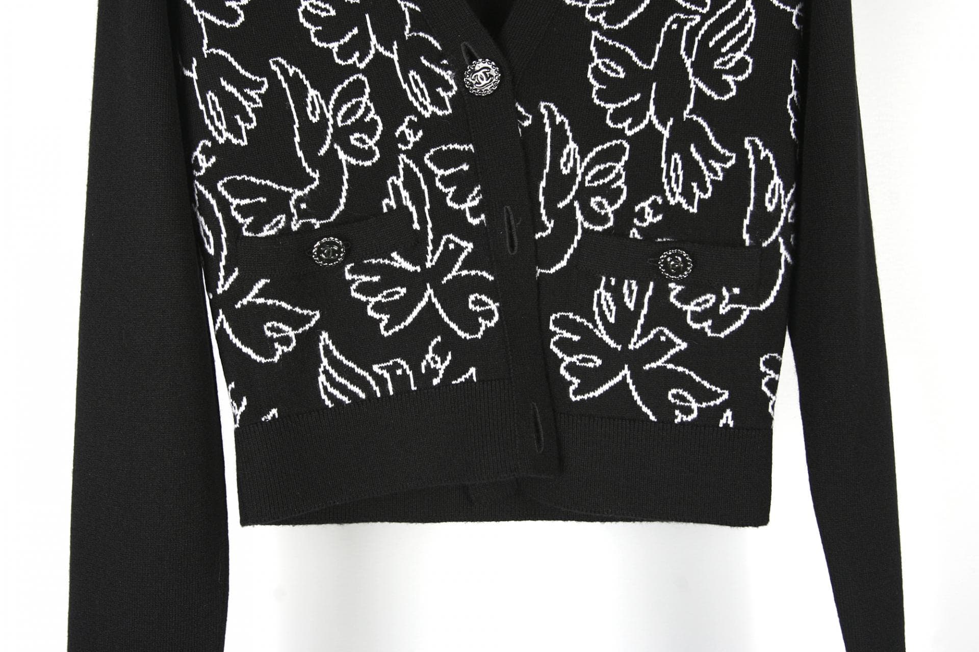 [CHANEL 샤넬] 캐시미어 블랙화이트 Floral Bird 가디건 상세