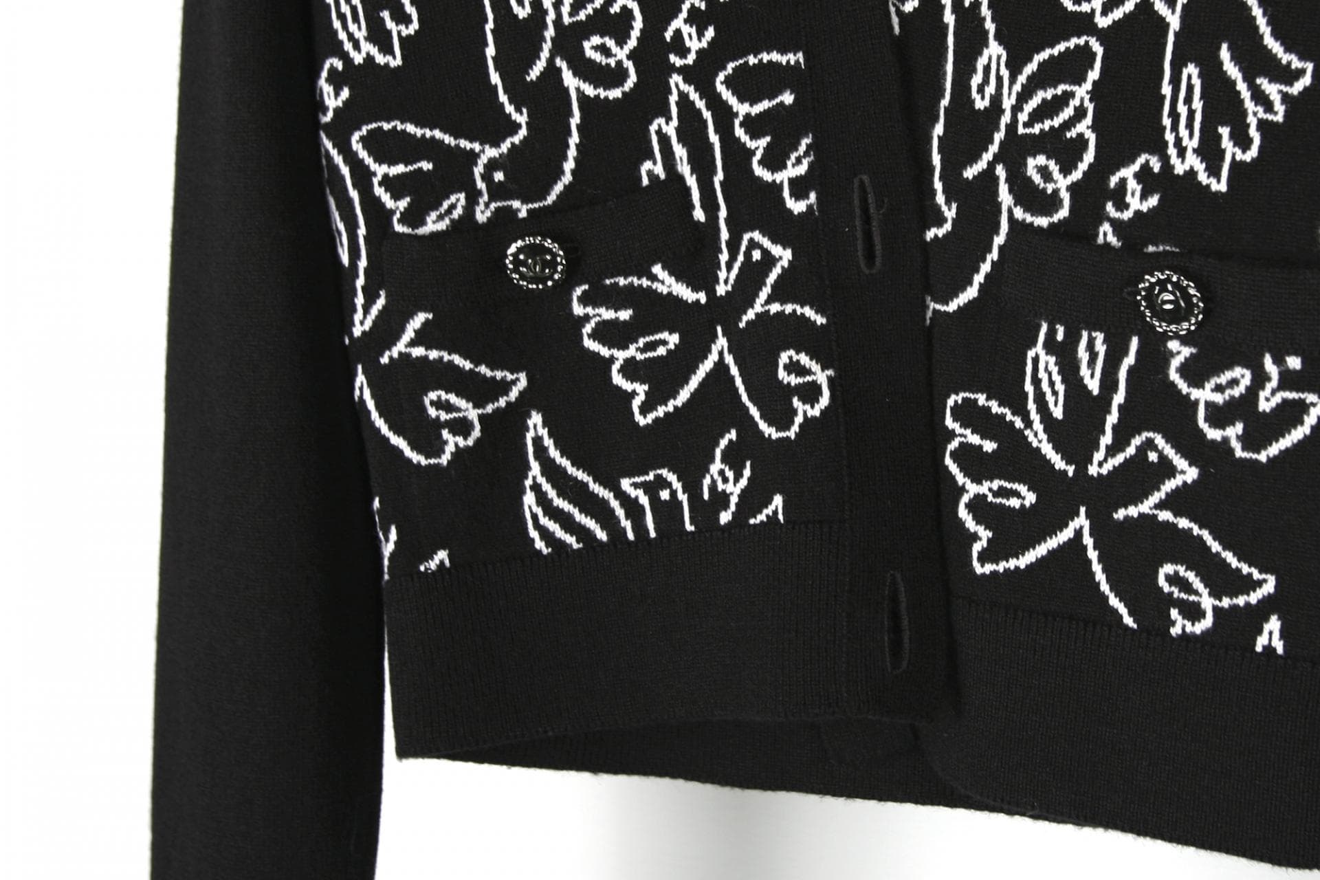 [CHANEL 샤넬] 캐시미어 블랙화이트 Floral Bird 가디건 상세