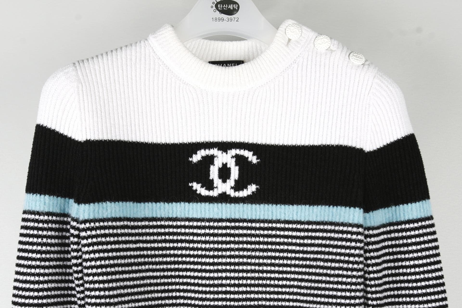 [Chanel 샤넬] 샤넬로고 스트라이프 풀오버니트 상세