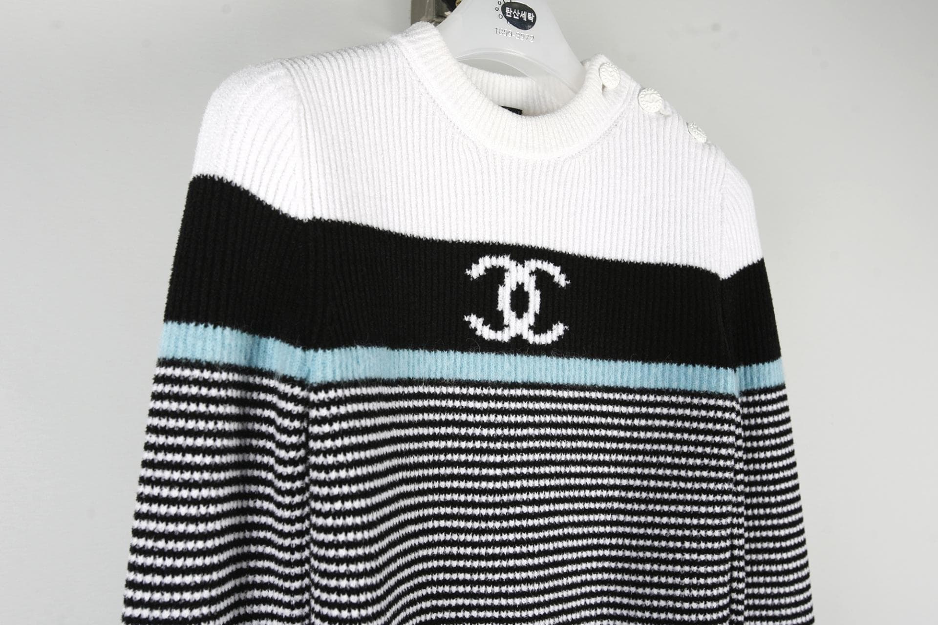 [Chanel 샤넬] 샤넬로고 스트라이프 풀오버니트 상세
