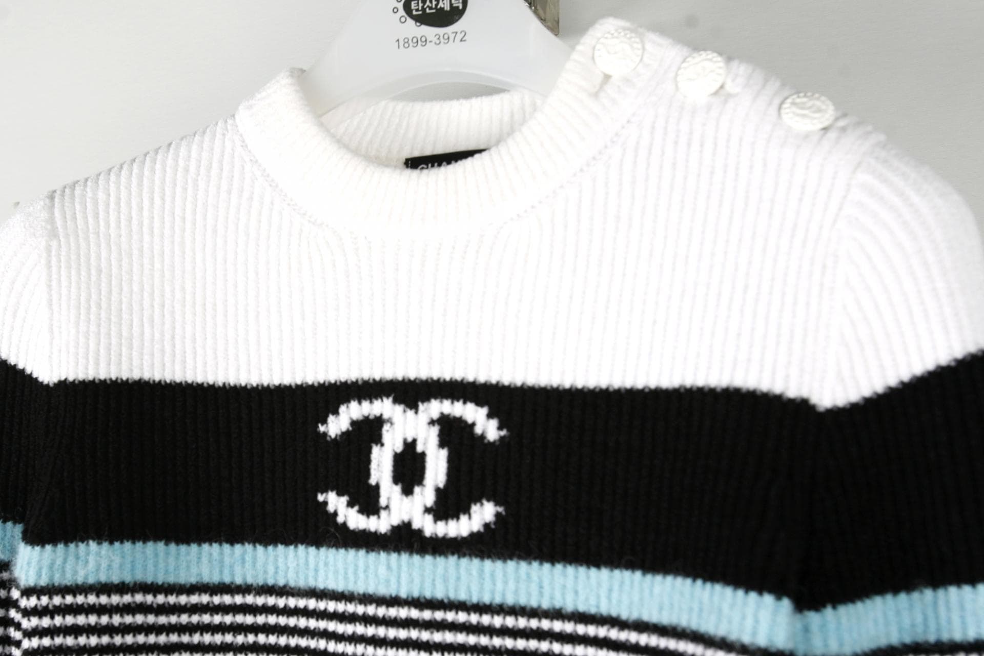[Chanel 샤넬] 샤넬로고 스트라이프 풀오버니트 상세