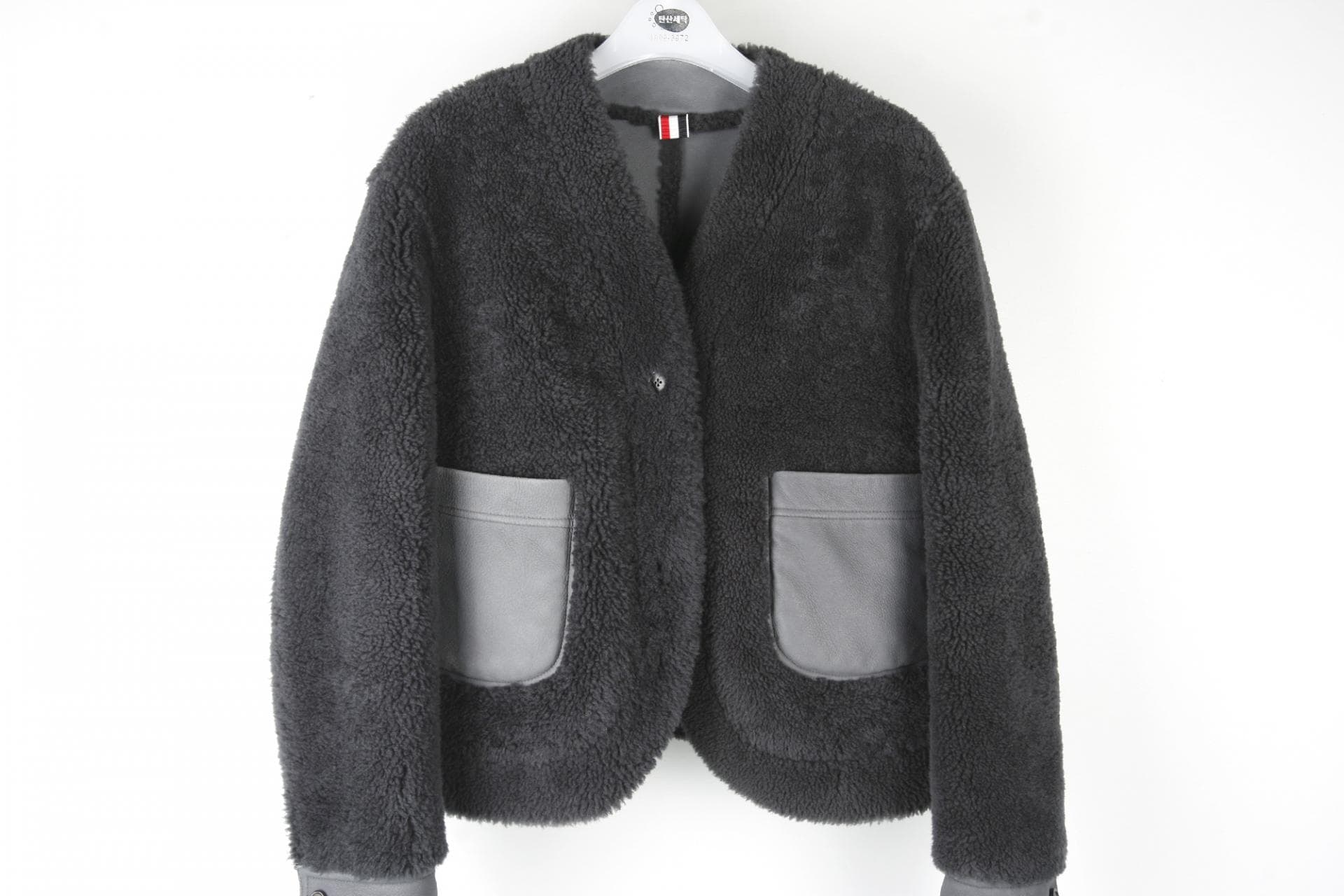 [Thom Browne 톰브라운] 다크 그레이 시어링 리버서블 드롭 숄더 카디건 재킷