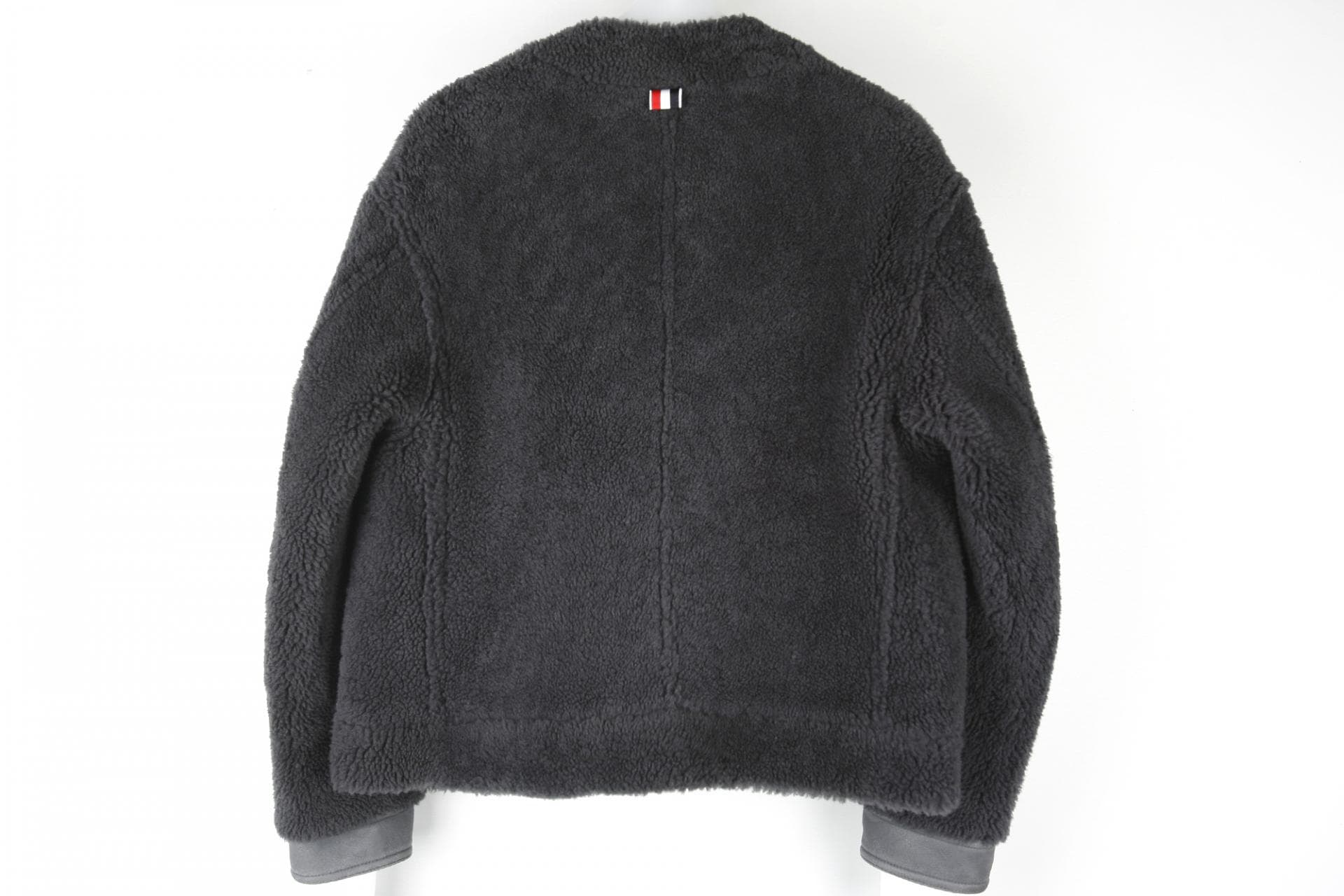 [Thom Browne 톰브라운] 다크 그레이 시어링 리버서블 드롭 숄더 카디건 재킷 상세
