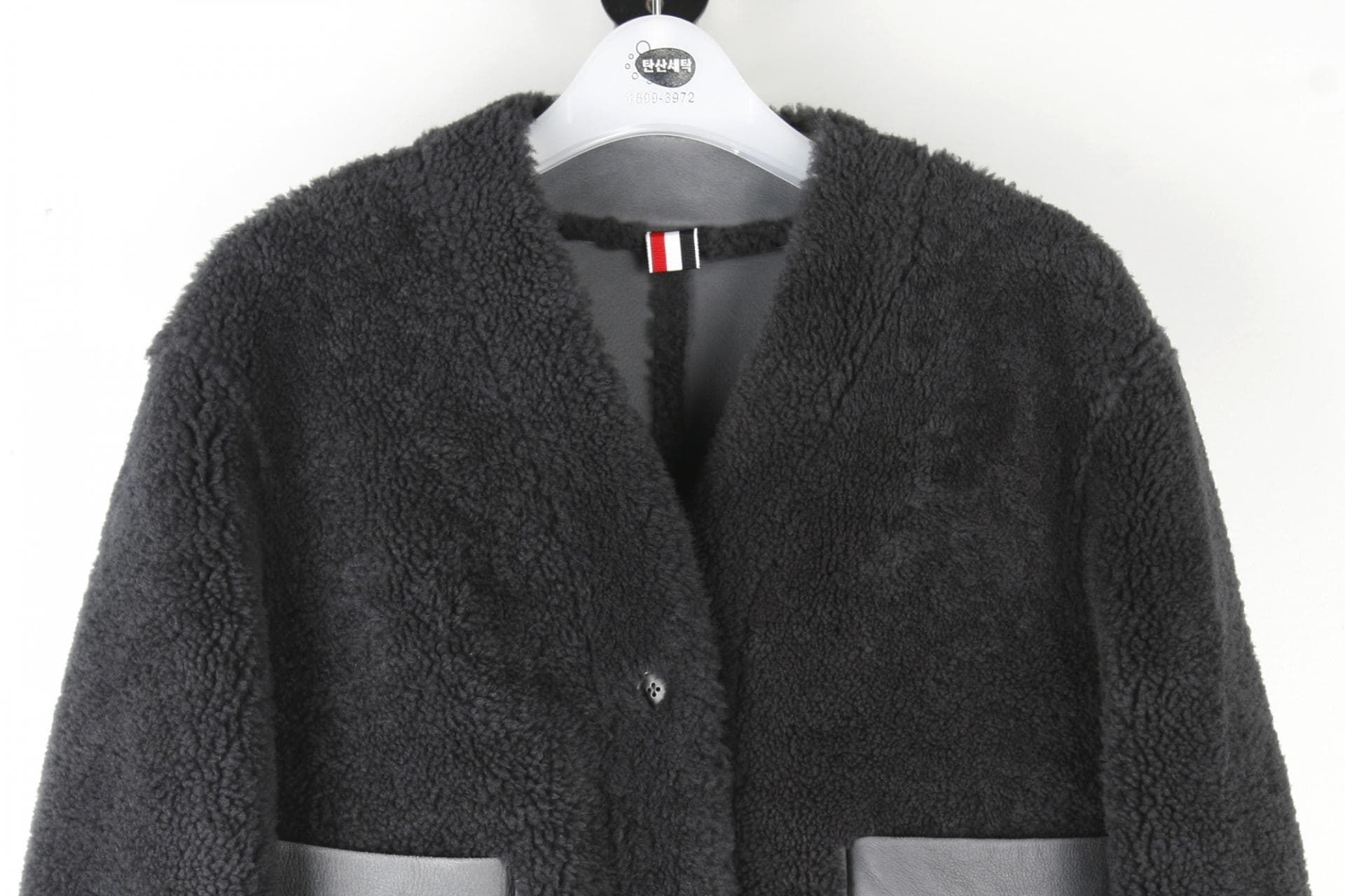 [Thom Browne 톰브라운] 다크 그레이 시어링 리버서블 드롭 숄더 카디건 재킷 상세