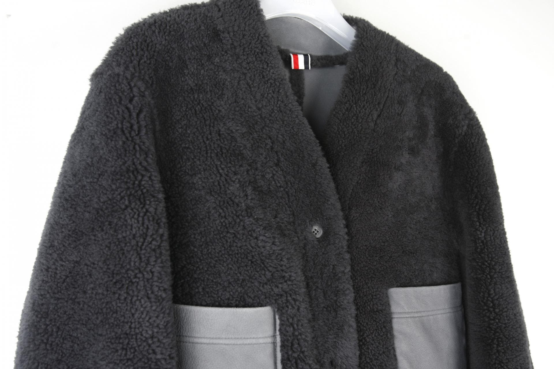 [Thom Browne 톰브라운] 다크 그레이 시어링 리버서블 드롭 숄더 카디건 재킷 상세