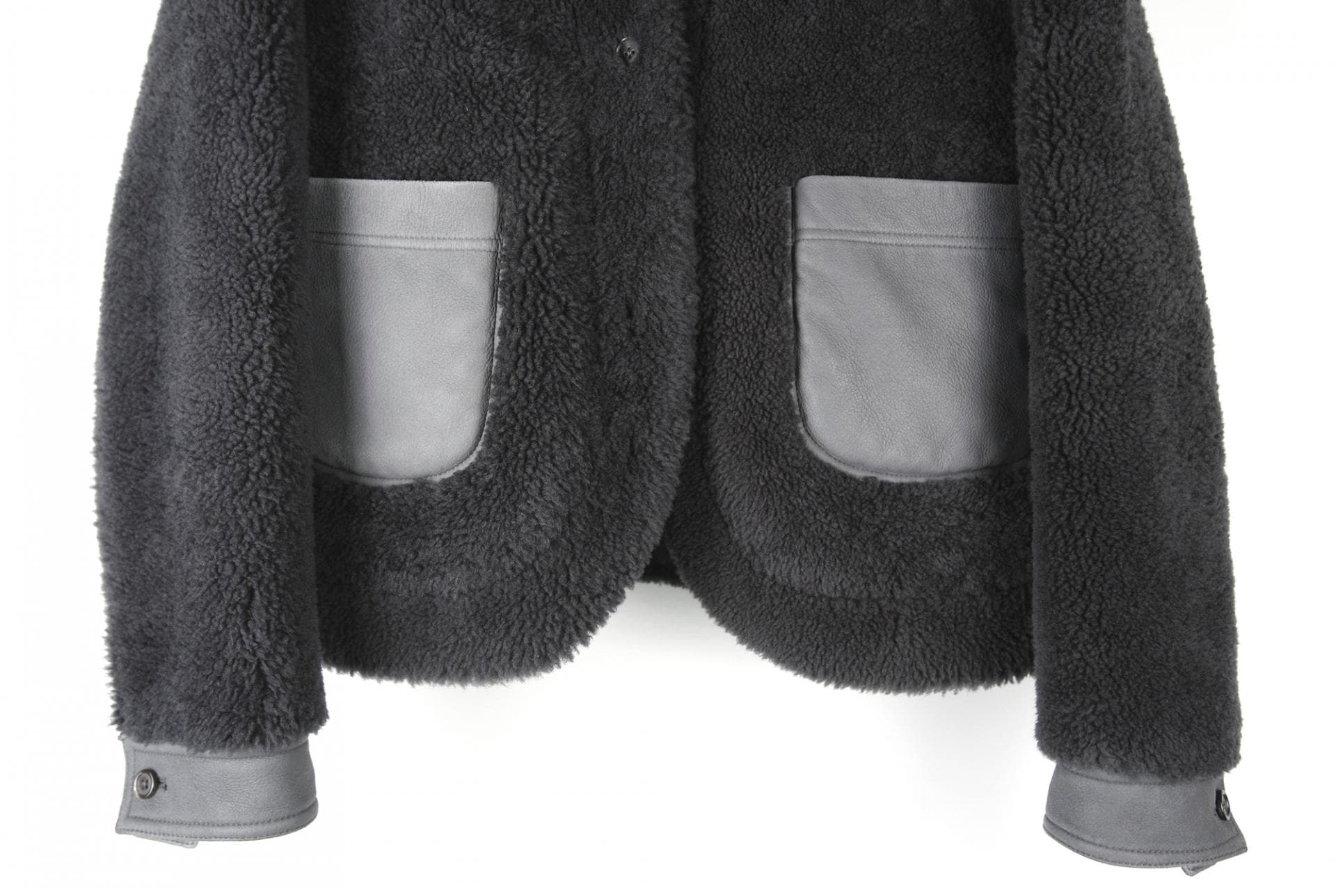 [Thom Browne 톰브라운] 다크 그레이 시어링 리버서블 드롭 숄더 카디건 재킷 상세