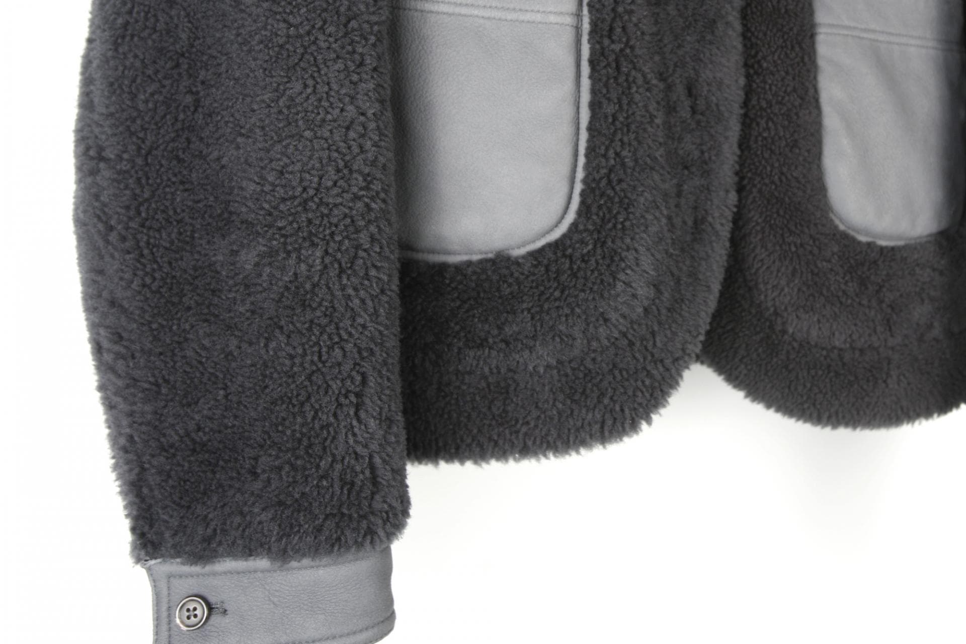 [Thom Browne 톰브라운] 다크 그레이 시어링 리버서블 드롭 숄더 카디건 재킷 상세