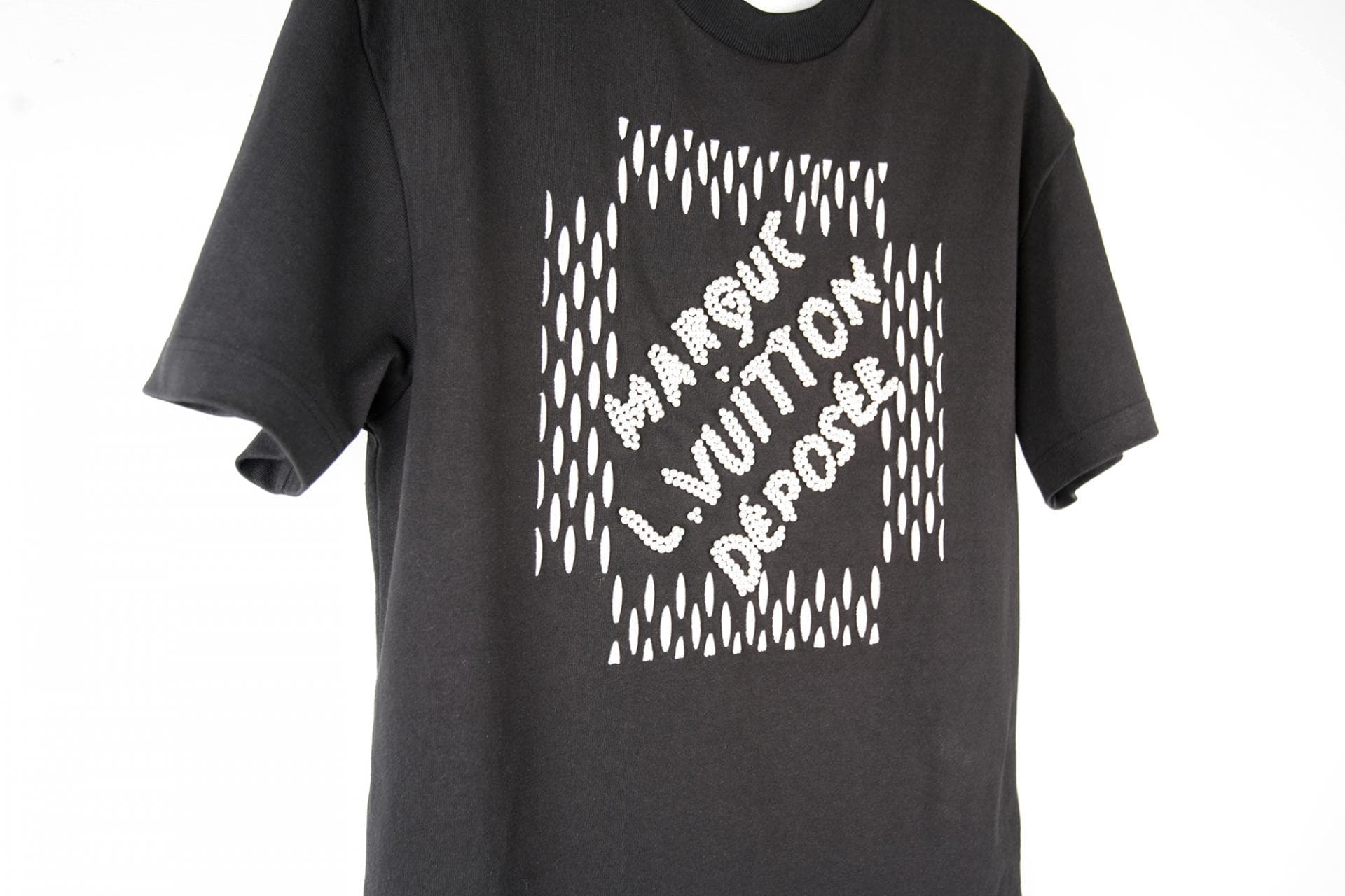 [Louis vuitton 루이비통] 퍼렐 24 아카이브 MLVD 펄 반팔 상세
