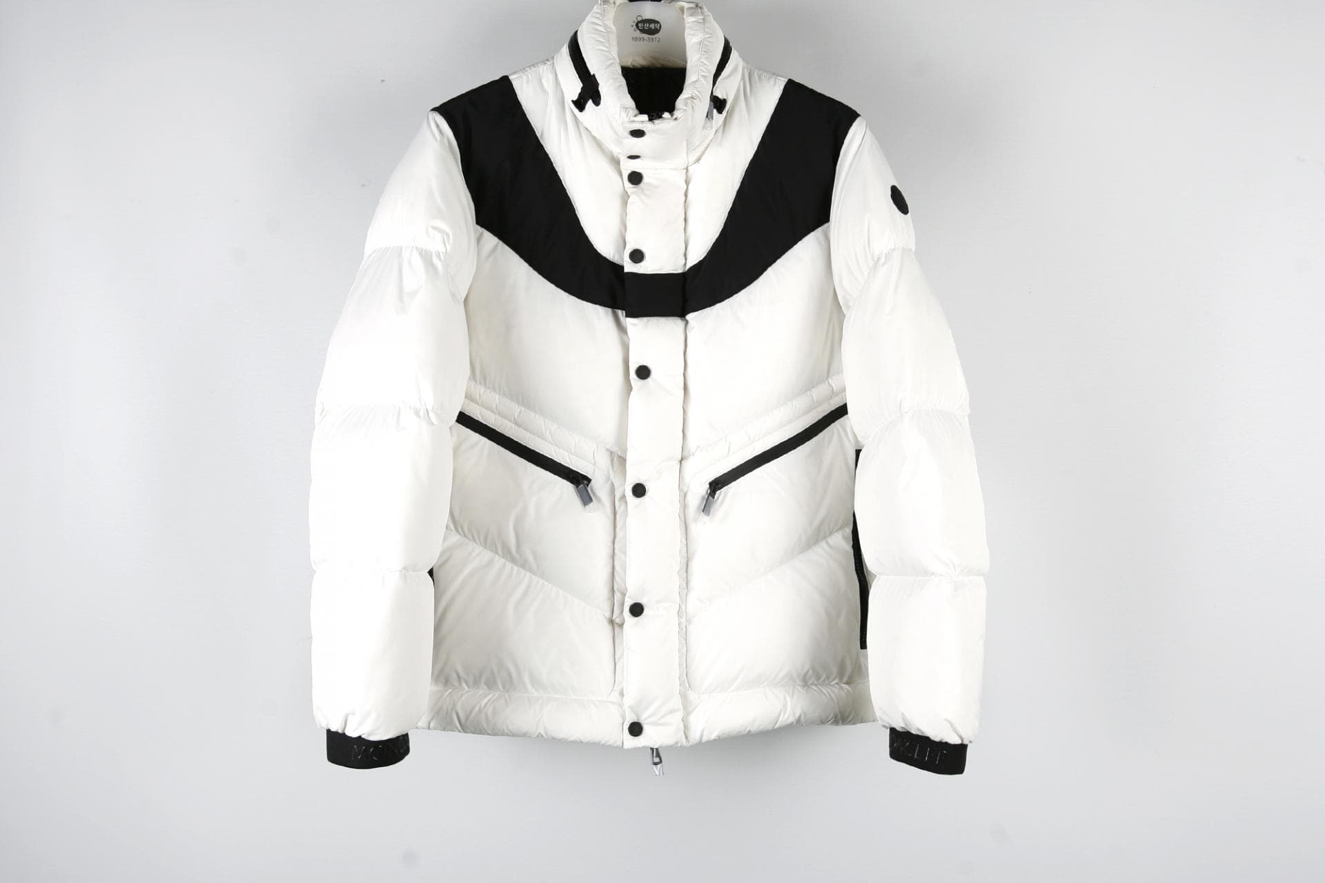 [MONCLER 몽클레르]이와키숏다운오프화이트