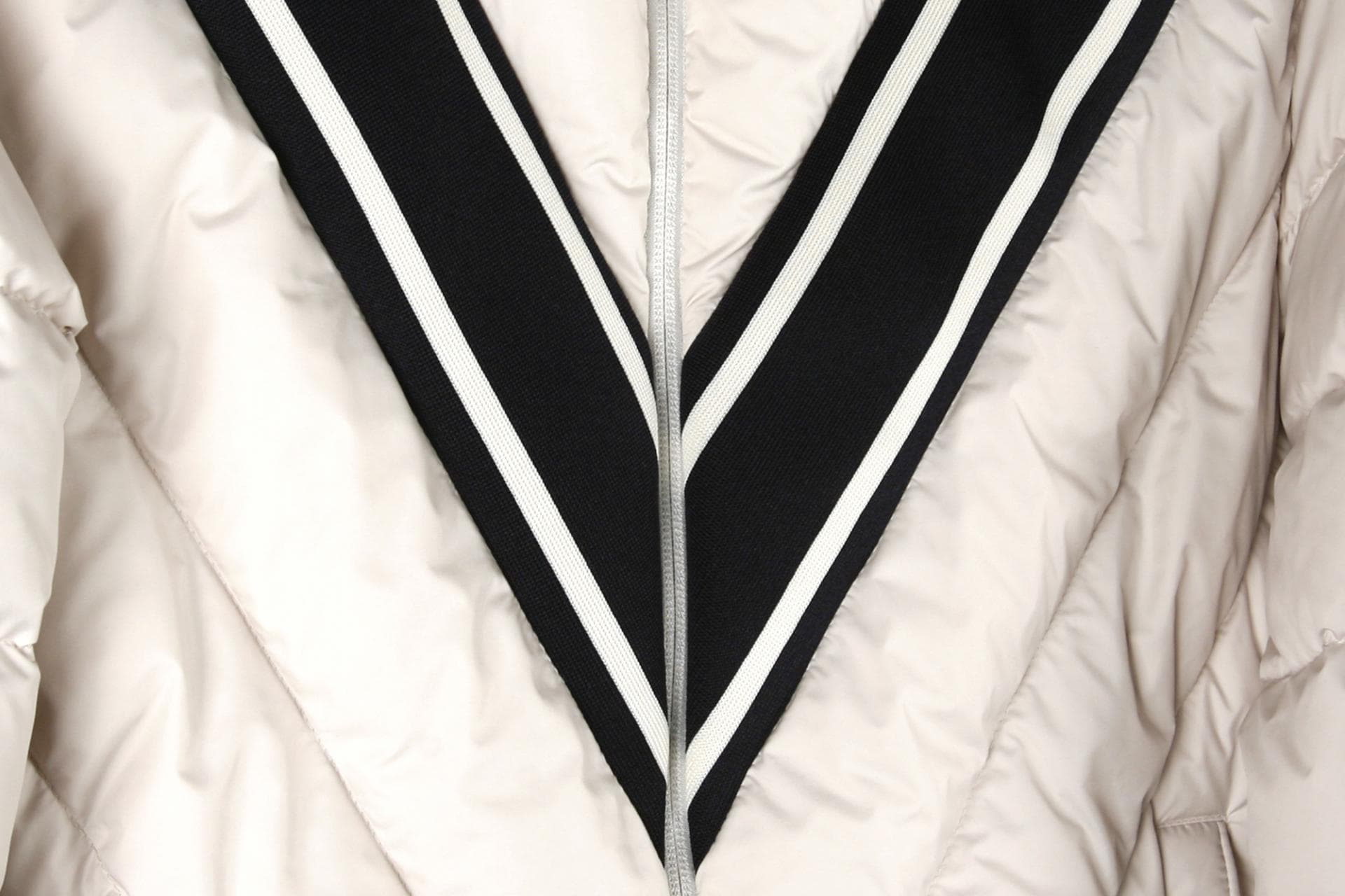 [MONCLER 몽클레르]발롯쇼트다운재킷베이지 상세