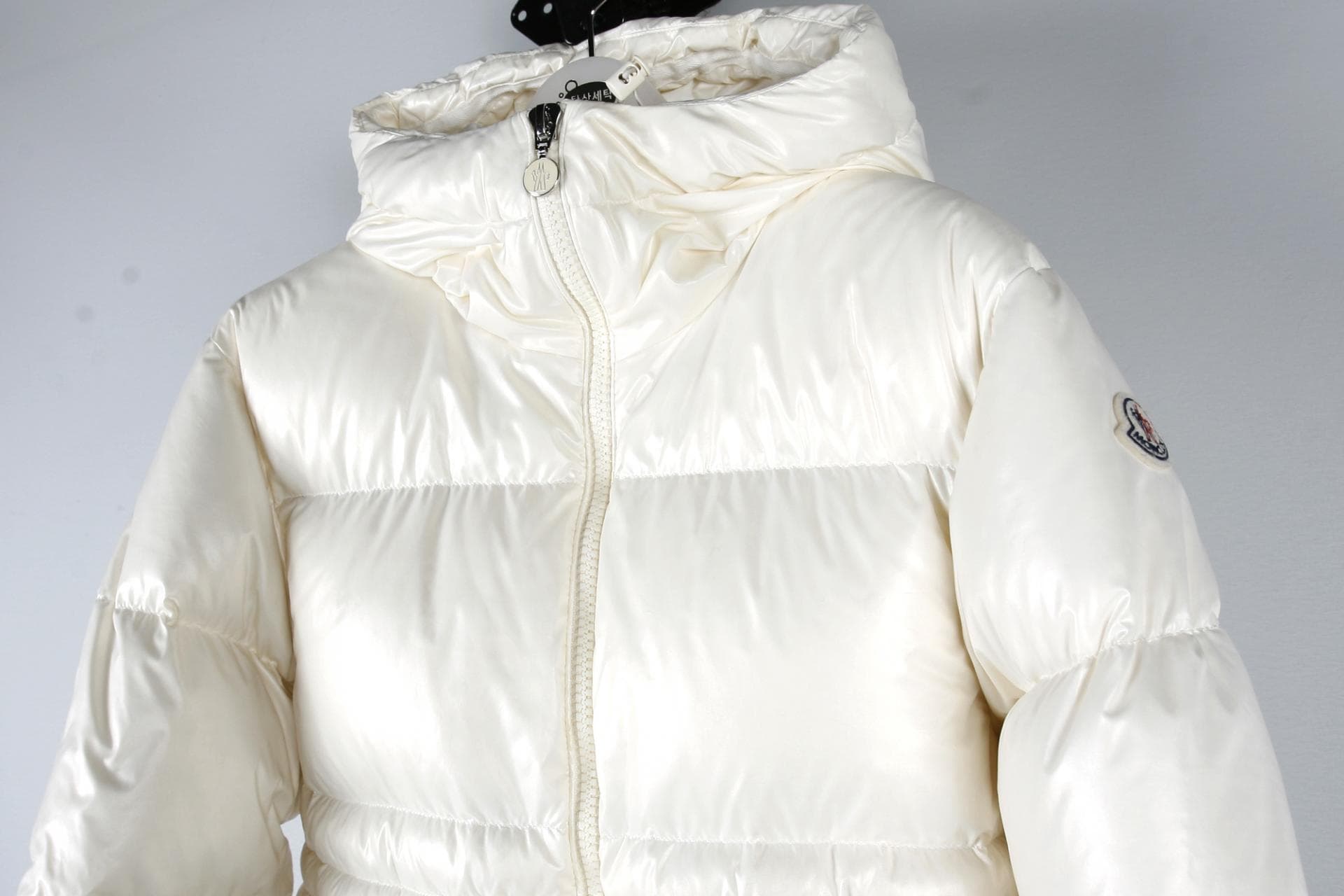 [MONCLER 몽클레르] 탈레브 숏 다운 재킷 화이트 상세