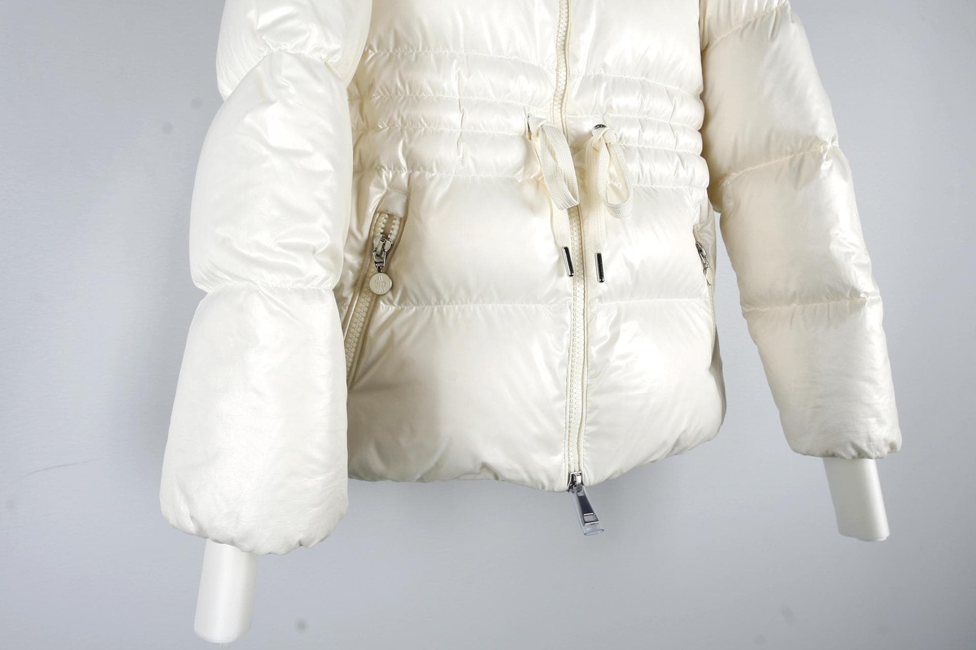 [MONCLER 몽클레르] 탈레브 숏 다운 재킷 화이트 상세