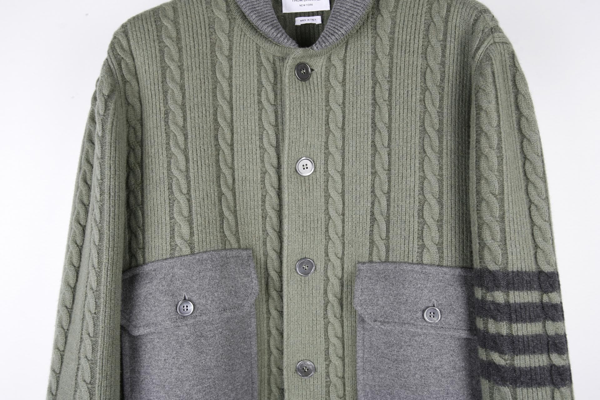 [Thom Browne 톰브라운] 컬러 블록 케이블 니트 봄버 재킷 상세