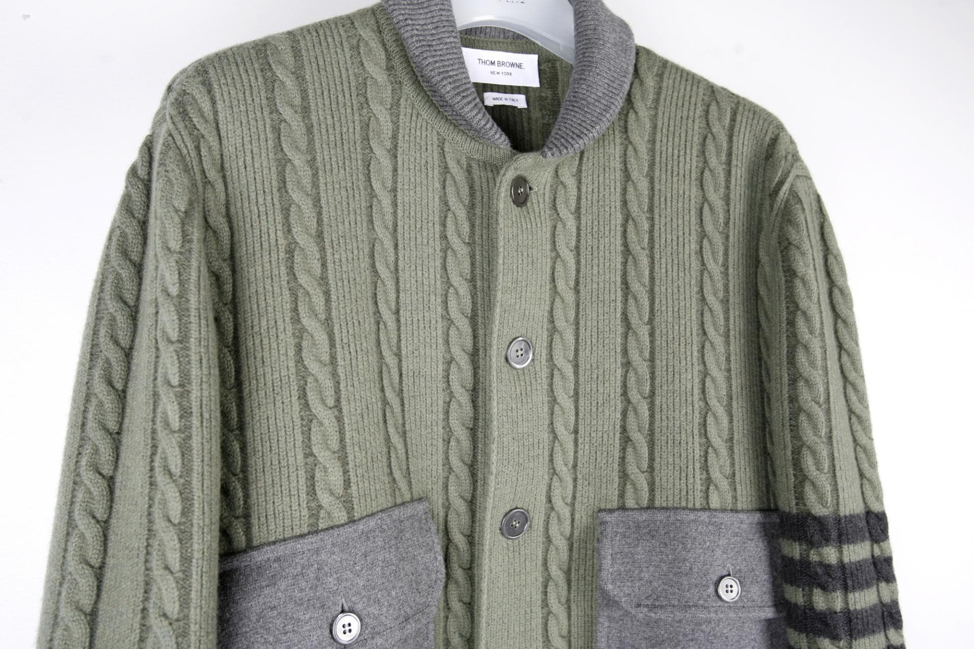 [Thom Browne 톰브라운] 컬러 블록 케이블 니트 봄버 재킷 상세