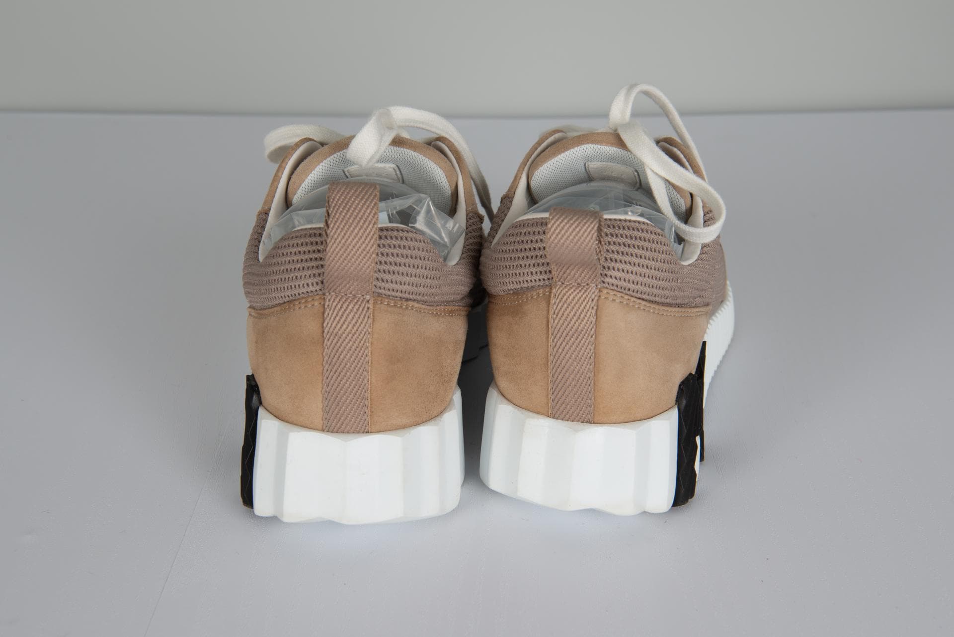 [Hermès 에르메스] 바운싱 스니커즈 텍스쳐드 메쉬 스웨이드 고트 스킨 & 베쥬 까멜 상세