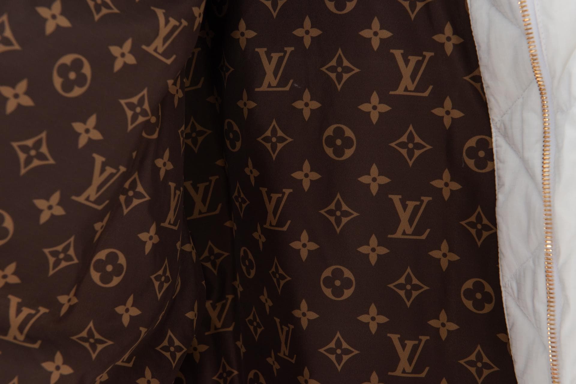 [ Louis vuitton 루이뷔통] 모노그램 엑센트 필로우 푸퍼 재킷 상세