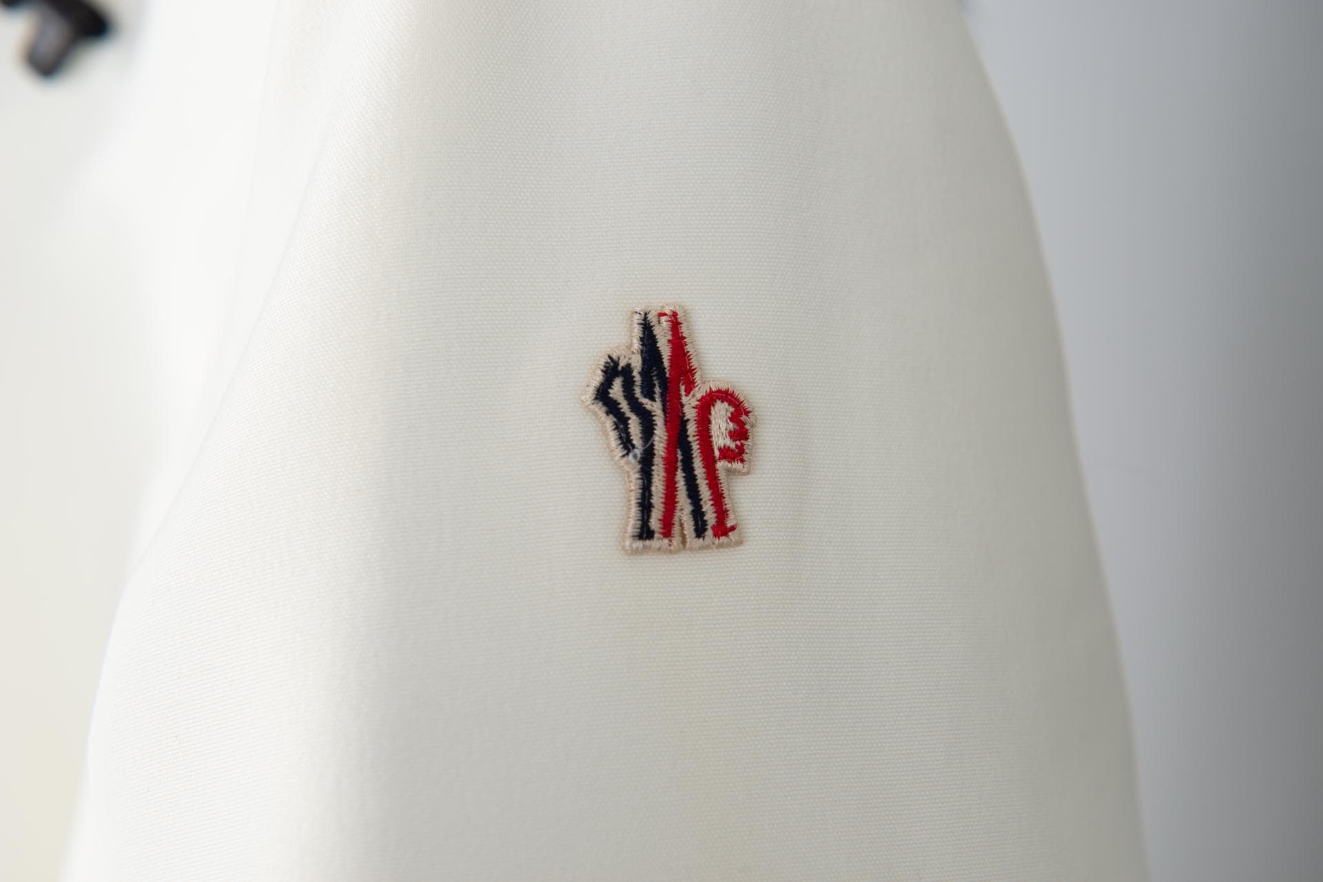 [MONCLER 몽클레르] 그레노블 라플란스 쇼트 다운 재킷 상세