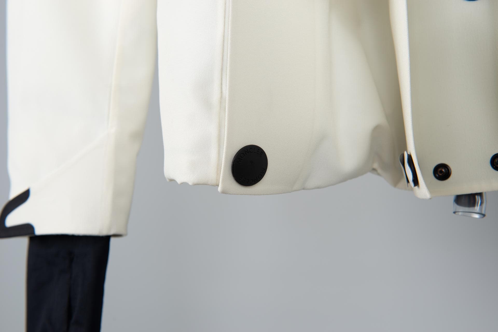 [MONCLER 몽클레르] 그레노블 라플란스 쇼트 다운 재킷 상세