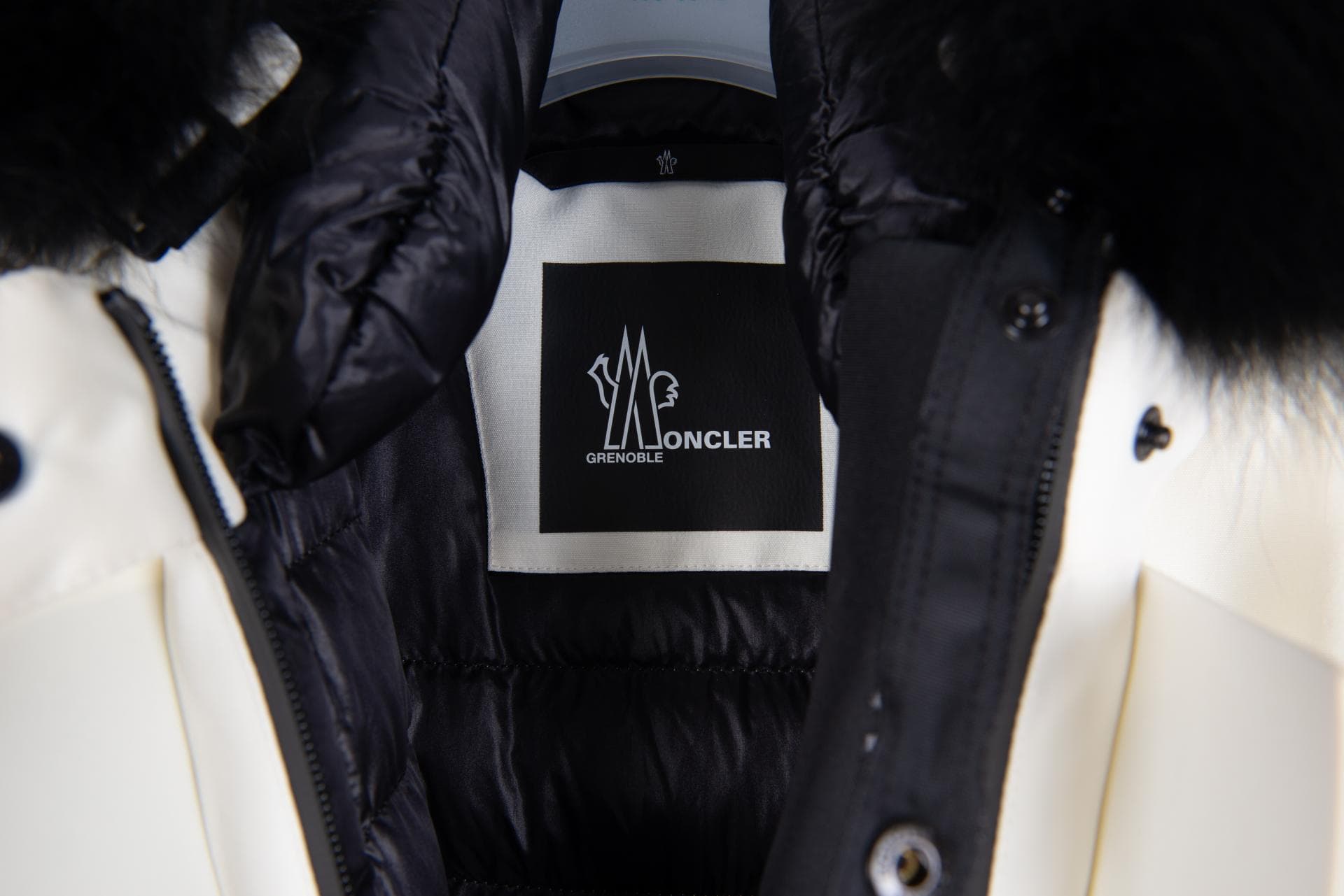 [MONCLER 몽클레르] 그레노블 라플란스 쇼트 다운 재킷 상세