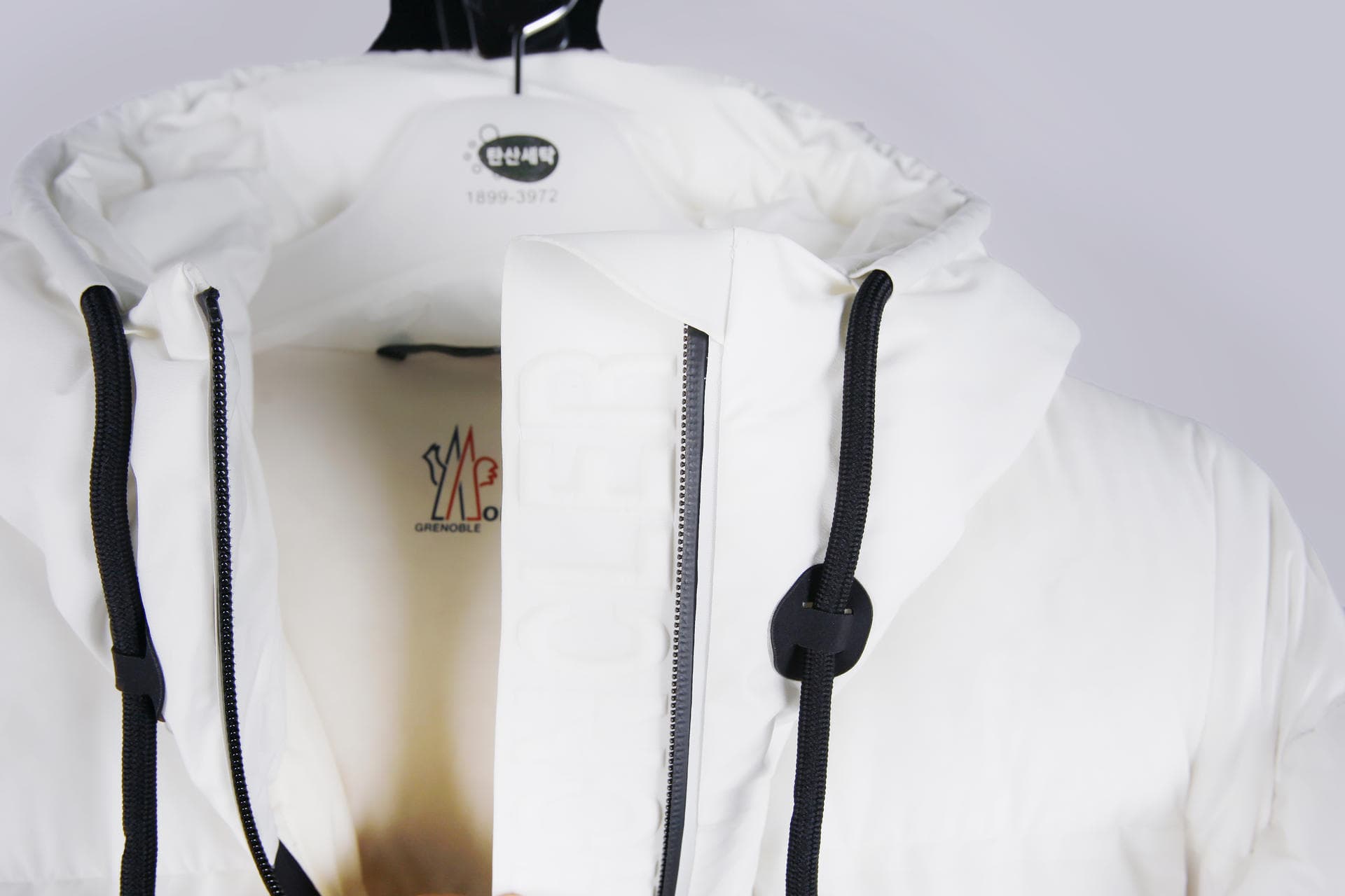 [MONCLER 몽클레르] 심리스 숏 다운 재킷 상세