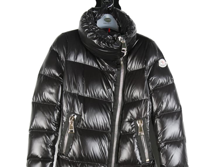 [MONCLER 몽클레르] 유광 사선 여밈 다운 코트 상세