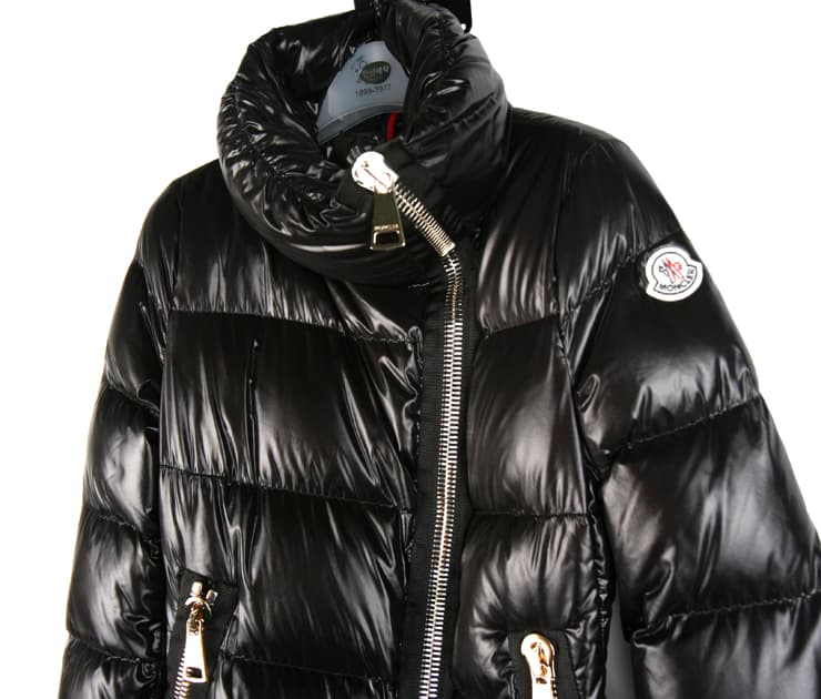 [MONCLER 몽클레르] 유광 사선 여밈 다운 코트 상세