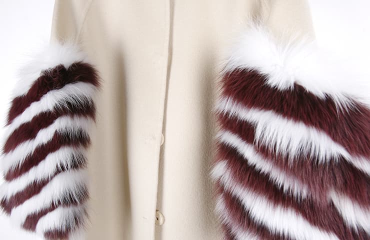 [FENDI 펜디] 폭스퍼 소매 장식 코트 상세