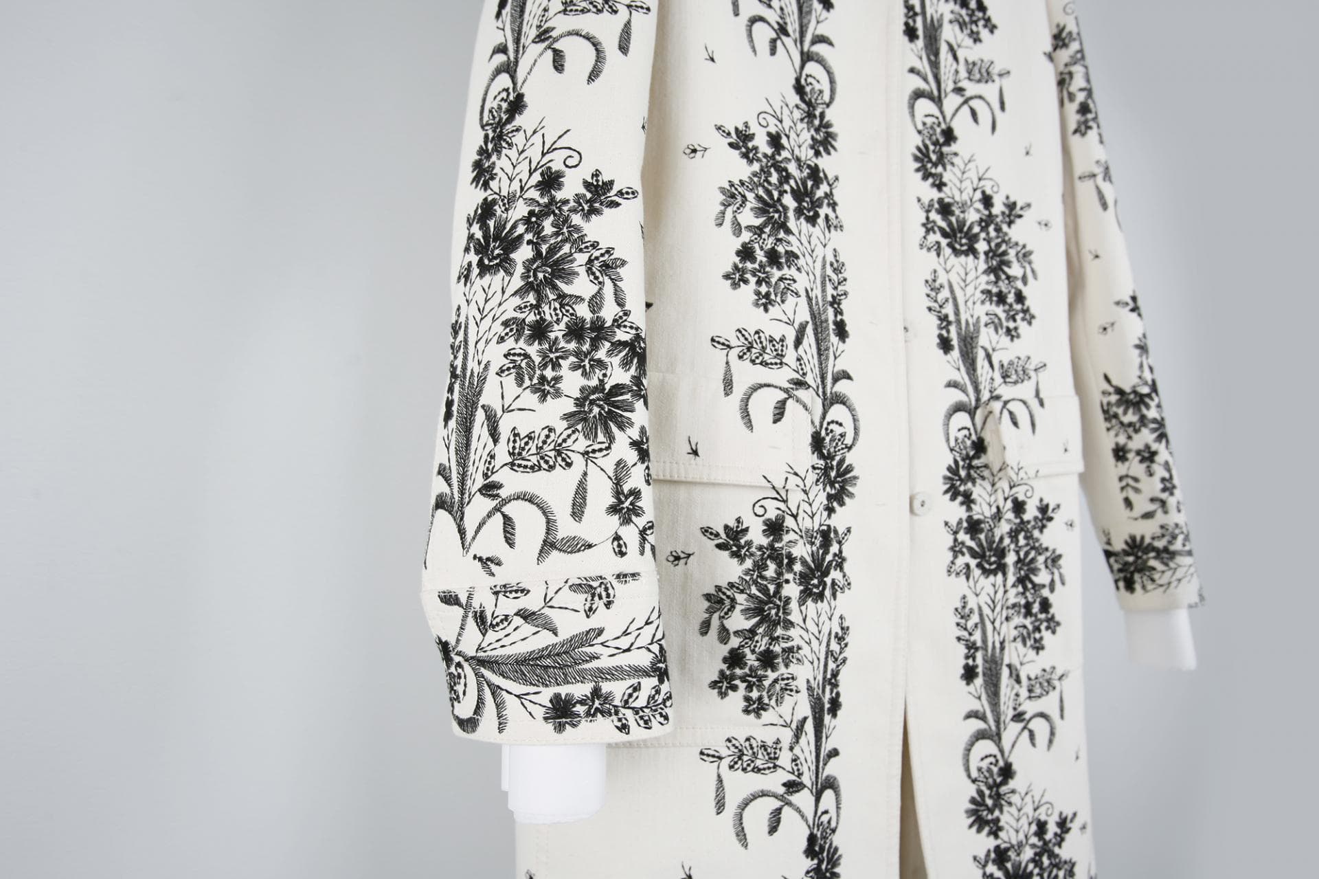 [Giambattista Valli 지암바티스타 발리] 자수 코트 상세