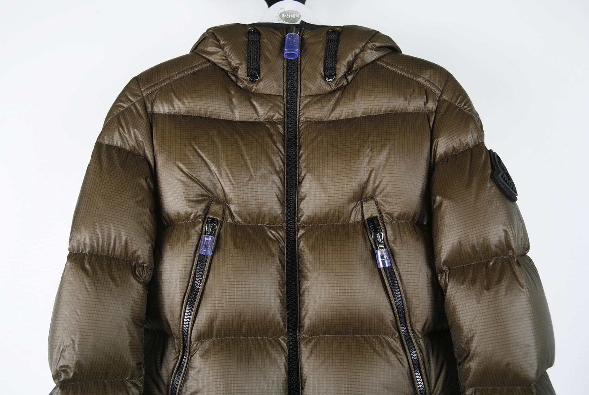 [Moncler 몽클레르] 밴드 장식 다운 자켓 상세