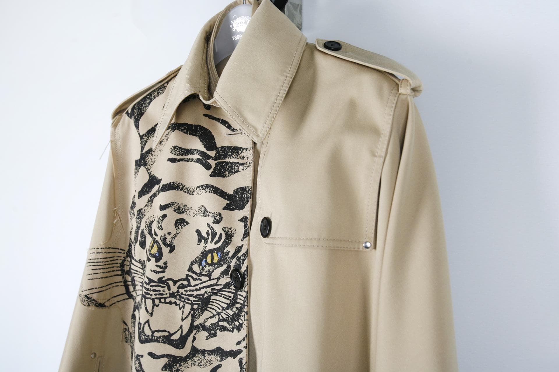 [VALENTINO 발렌티노] 타이거 프린트 트렌치코트 상세
