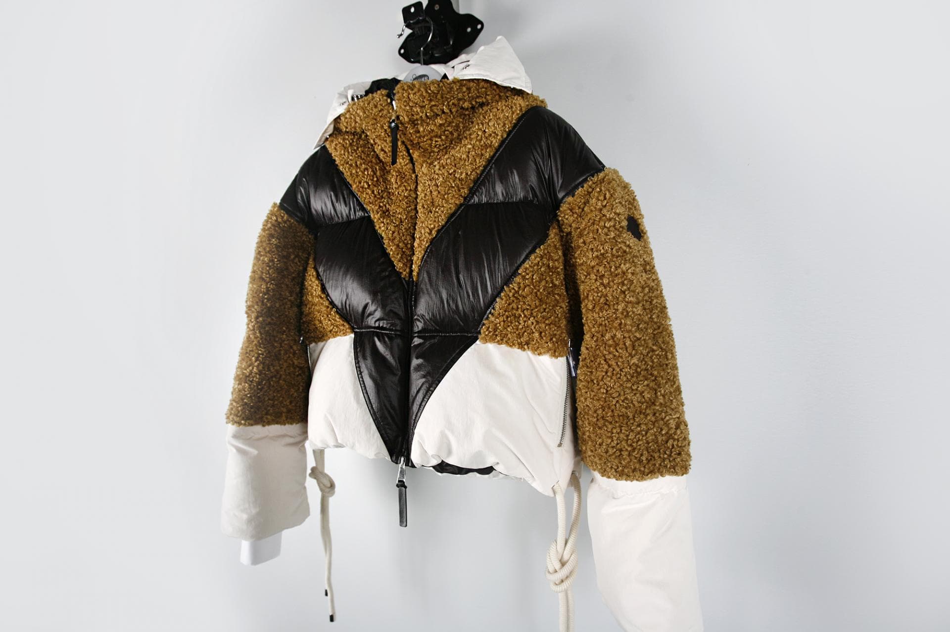 [Moncler 몽클레르] 시어링 다운 자켓 상세