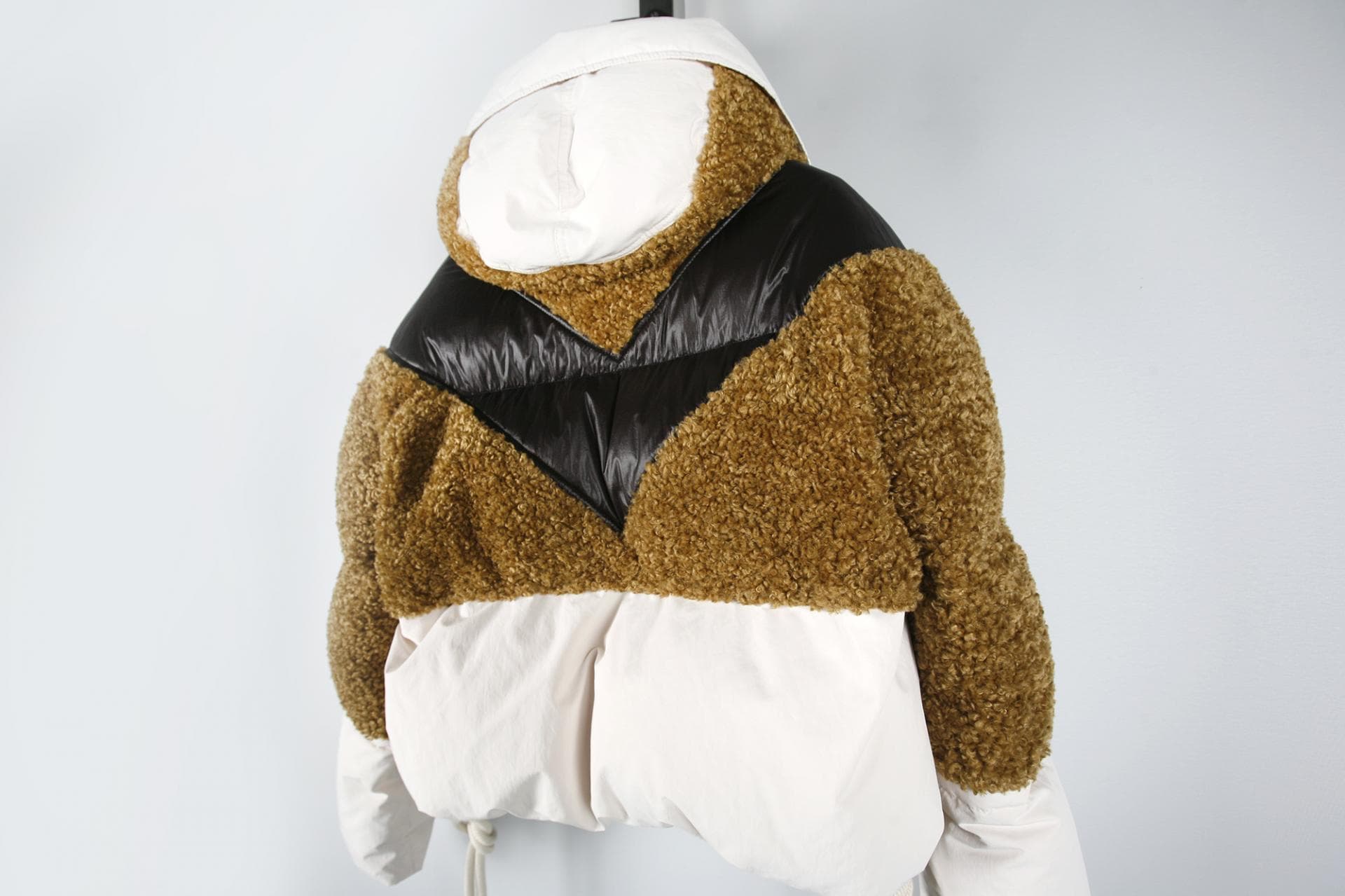 [Moncler 몽클레르] 시어링 다운 자켓 상세