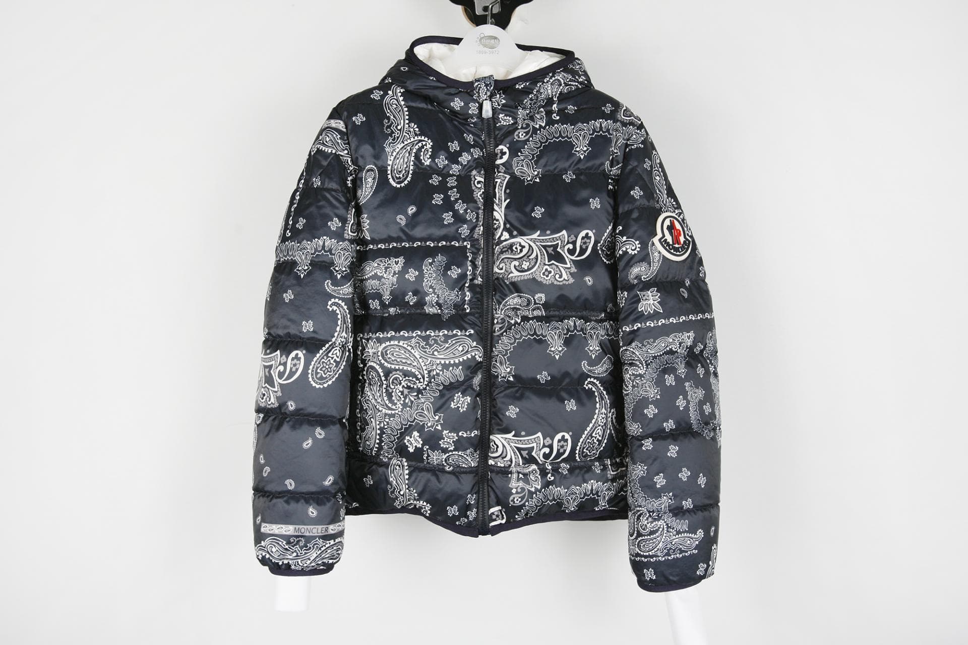 [Moncler 몽클레르] 페이즐리 패턴 다운 점퍼