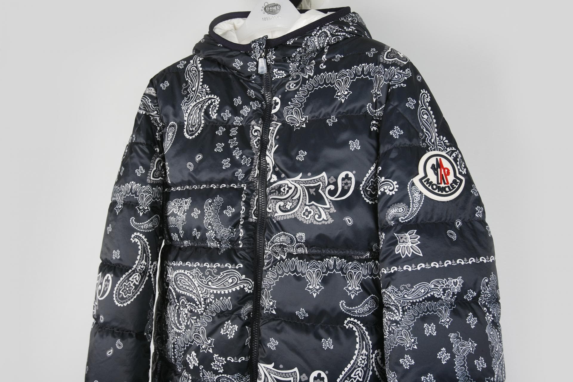 [Moncler 몽클레르] 페이즐리 패턴 다운 점퍼 상세
