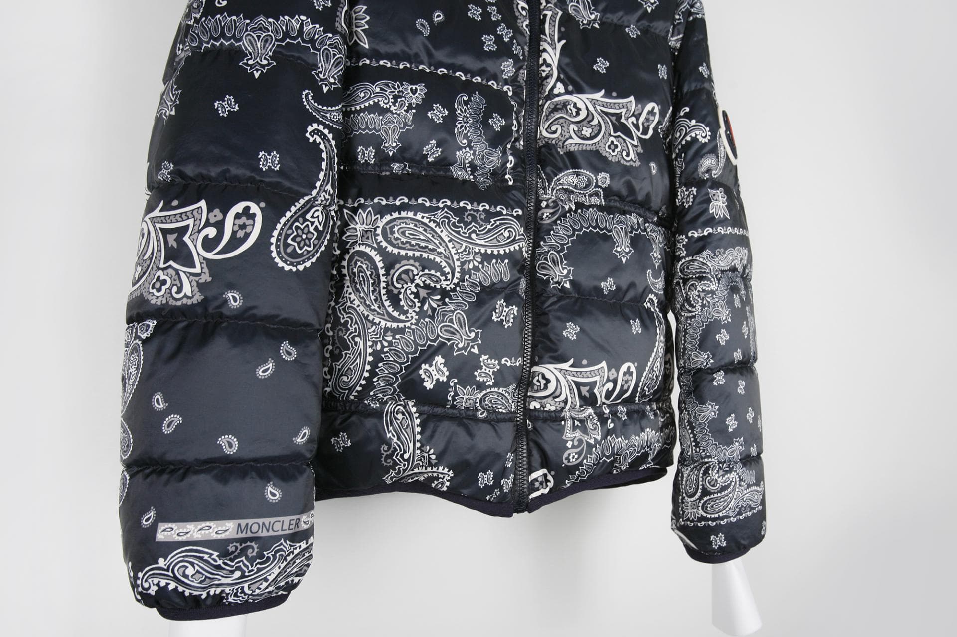 [Moncler 몽클레르] 페이즐리 패턴 다운 점퍼 상세
